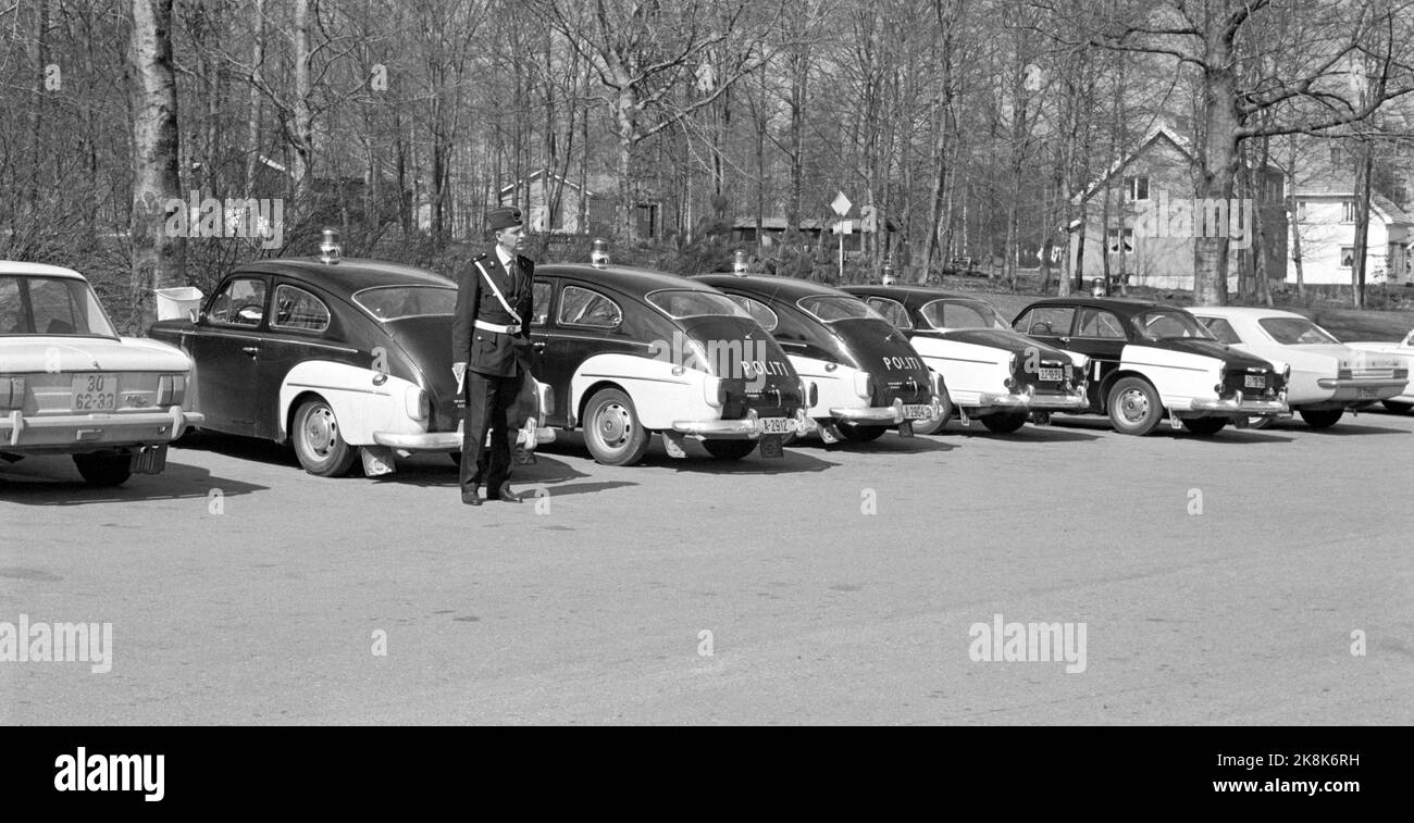 1969-05-12 'Police are trying new roads'. Makan to master the accelerator has never been registered on the roads in Vestfold. But then also the police's large-scale control, called Operation Sample County, was thoroughly in advance in both the local and capital press. Police cars parked in a row. Photo: Aage Storløkken / Current / NTB Stock Photo
