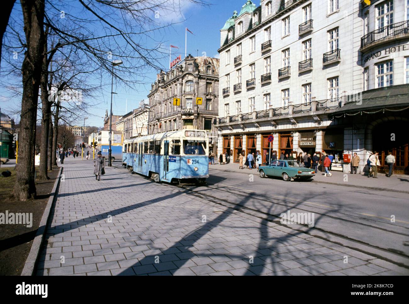 Oslo 1983-03: Last tram on Karl Johan. Restructuring of the tram routes in Oslo. The tram goes here for the last time (last day) up through Karl Johans gate in downtown Oslo, March 23, 1983. Here, a tram on the tram route 11 (Kjelsåstrikken) passes the Grand Hotel and Restaurant Grand Café / Bonanza. At the end of the street, the castle was glimpsed. Photo: Henrik Laurvik / NTB Stock Photo