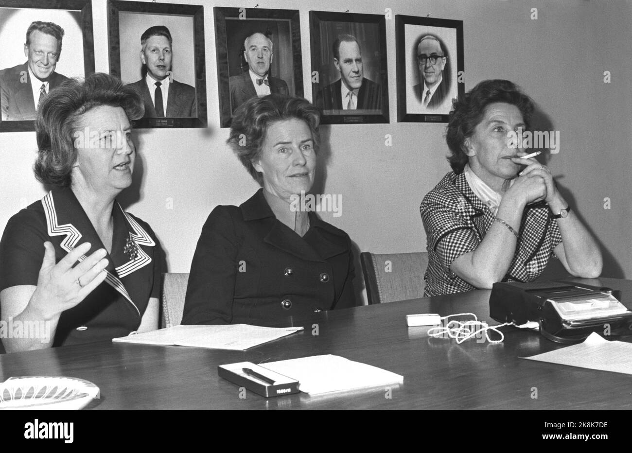 Oslo 19740427. The government Bratteli has appointed three female ministers. That is, of 15 ministers, only 3 are women. This represents a percentage of 20. Here from a discussion about women's issues and women's position today. The three ministers are ( Photo: Aage Storløkken Current / NTB Stock Photo