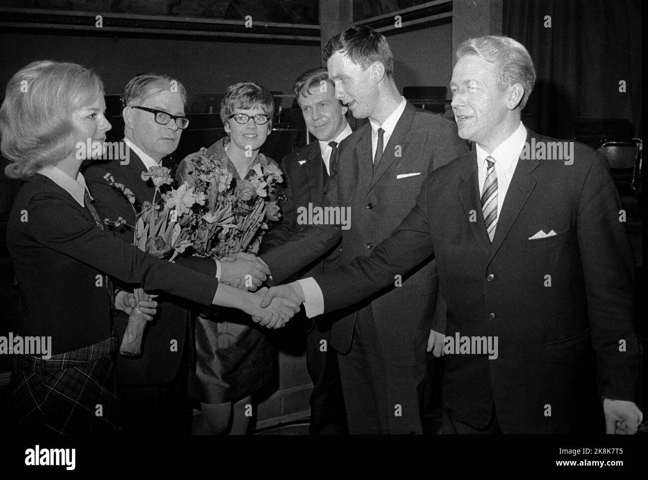 Oslo 19680107 Extra international match in the Nordic Music Guest Gjettelekern 'counterpoint' that the Swedish team won. Here, the Norwegian team (th) thanks the Swedish for the match. Ivar Folgerø, Jan Henriksen, and Trond Jahr participated in the Norwegian team. Photo: NTB / NTB Stock Photo