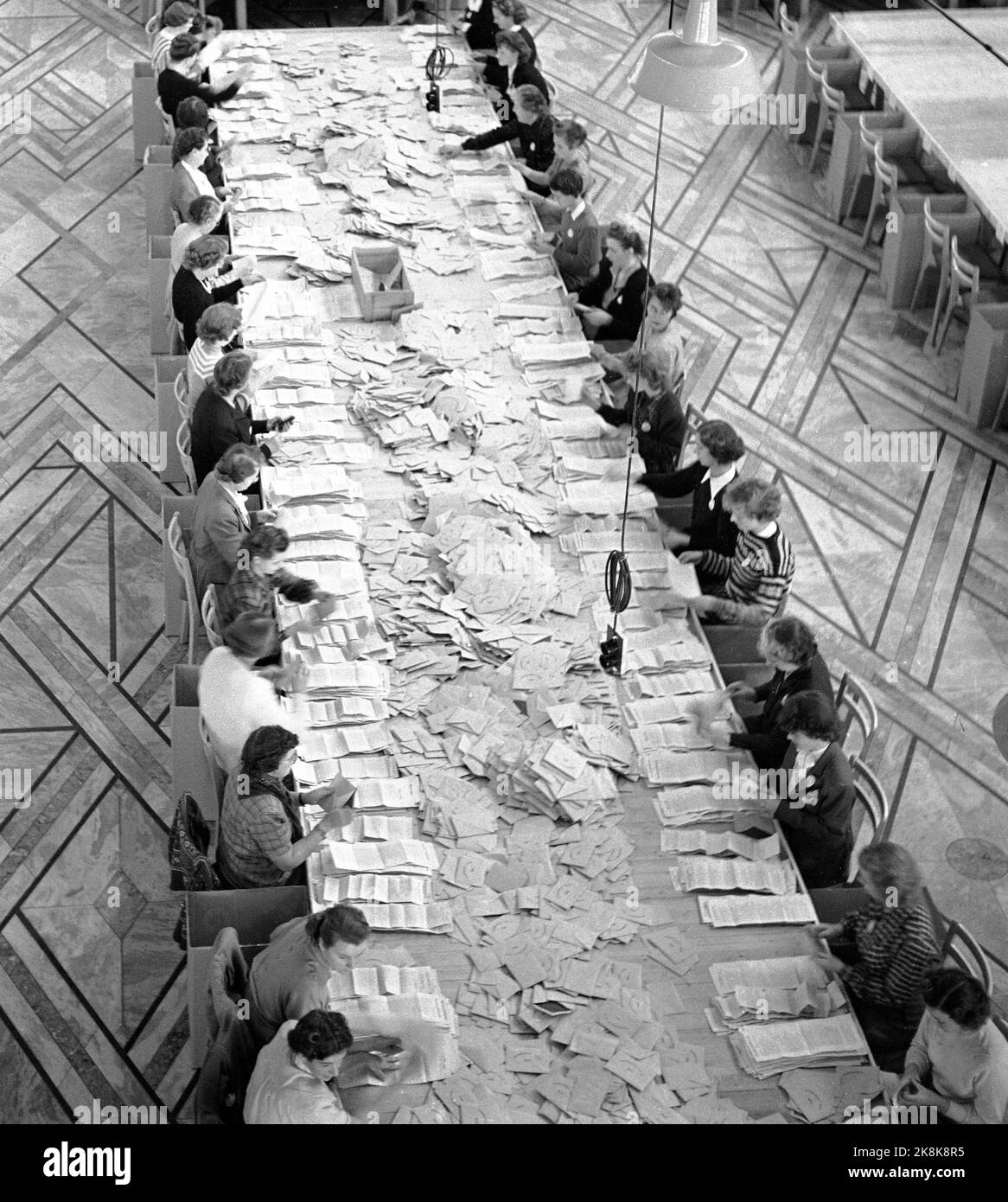Oslo 19511008 Municipal elections 1951. The voices were counted in the banquet hall in the brand new town hall, where the counting corps sat at long tables and spoke voices. Here's an overview from one of the tables. Photo NTB / NTB Stock Photo