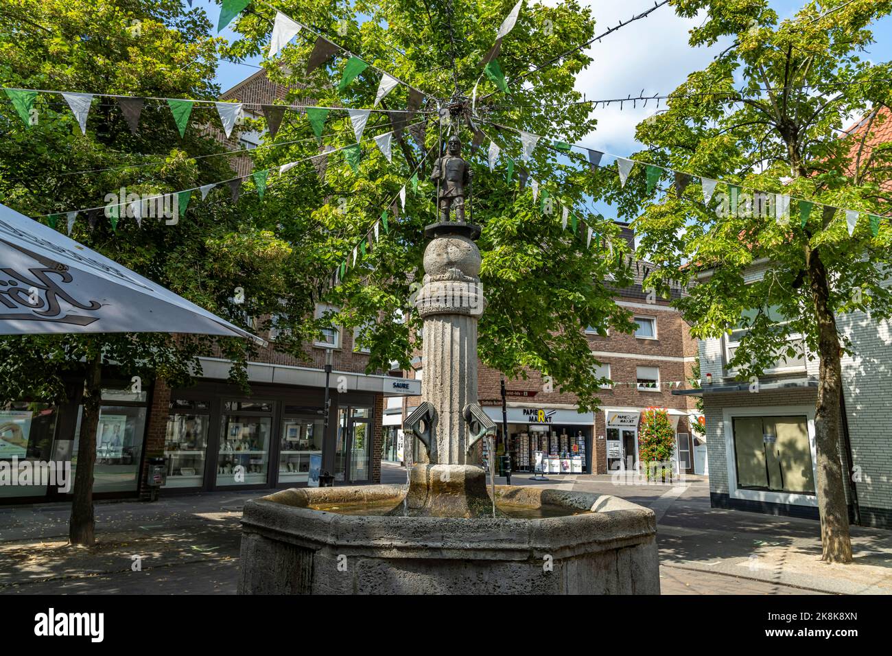 Brunnen auf dem Kornmarkt, Borken, Münsterland, Nordrhein-Westfalen   |   Fountain on Kornmarkt Square in Borken, North Rhine-Westphalia, Germany Stock Photo