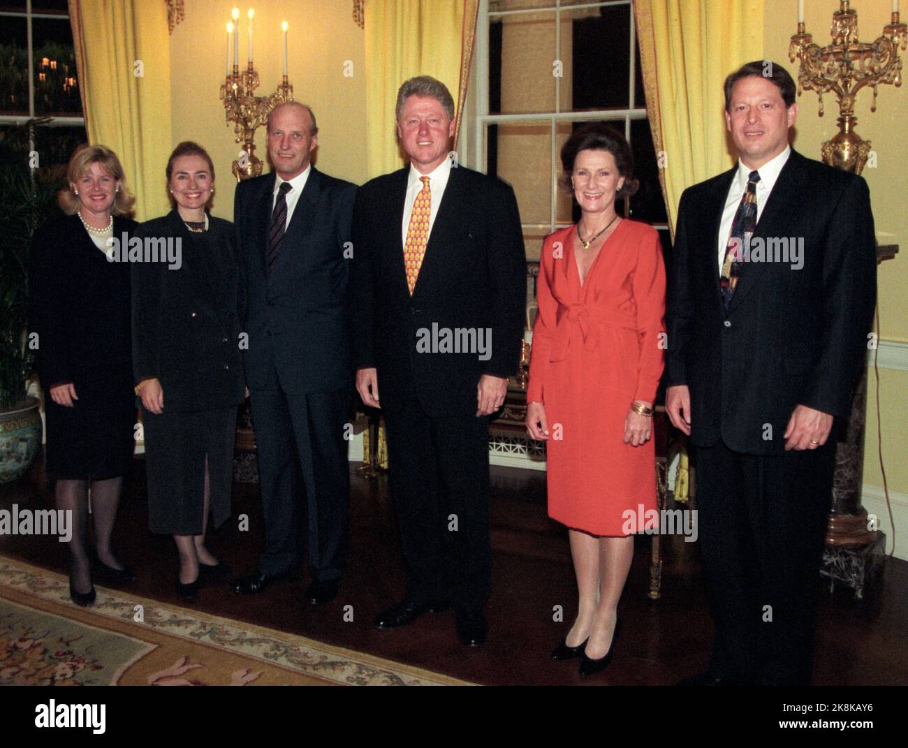 Washington D.C., USA 19951030. The royal couple's journey in the United States. King Harald and Queen Sonja on an official visit to the United States. Picture: The royal couple visiting the presidential couple in the White House. Official photography with the presidential couple, Bill and Hillary Clinton. Here also with the Vice President Pair, Al and Gore. Photo: Terje Bendiksby Stock Photo