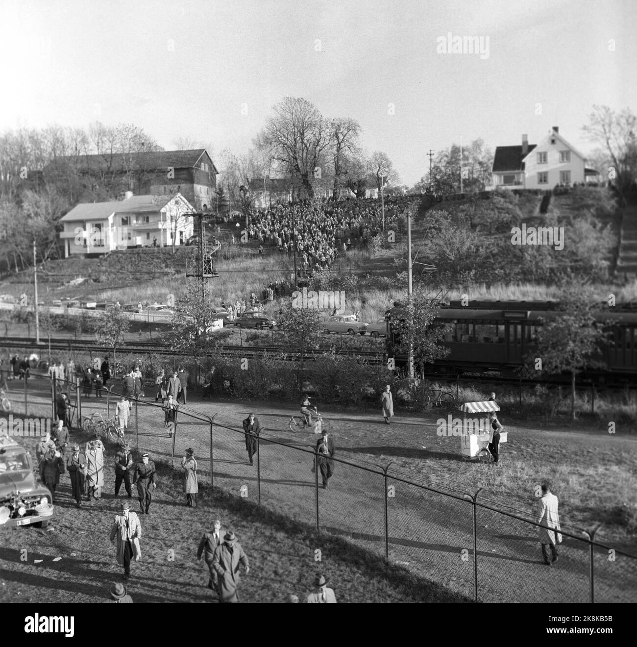 Oslo, 19561021. The cup final at Ullevaal Stadium. Larvik Turn - Skeid 1-2. People are on their way to the stadium. Notice the downfall under the tram rail and the single sausage seller. Photo: Current / NTB Stock Photo
