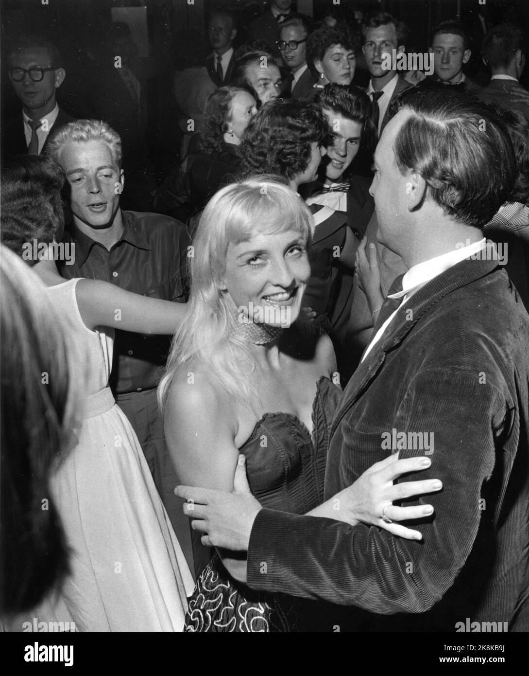 195509 Folketeater passage in Oslo. Turned into a dance restaurant for the occasion. Here the actor dances Sossen Krohg with her husband, painter Guy Krohg Photo: Current / NTB Stock Photo