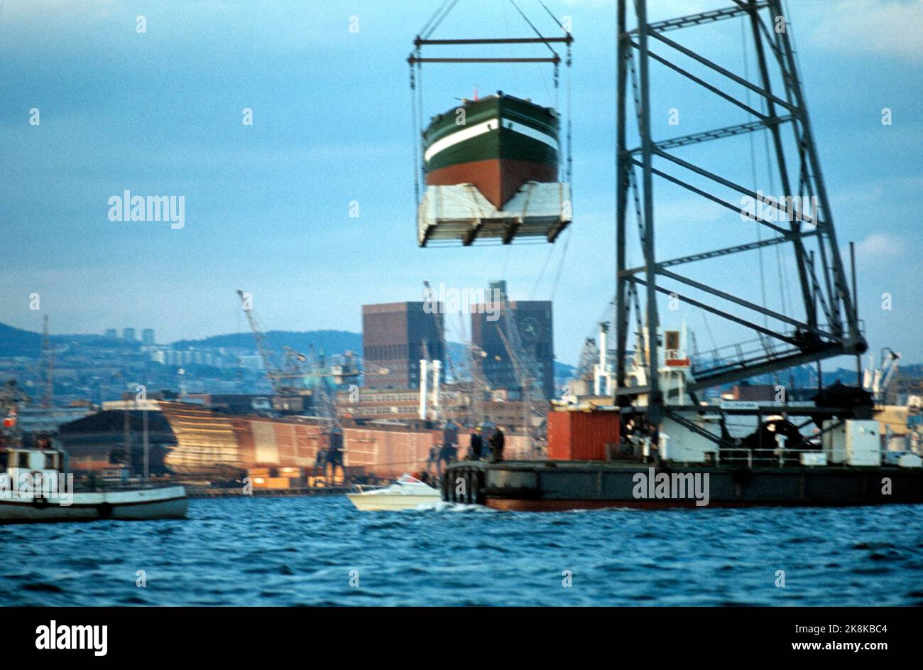 19720602. 'Gjøa' ankommer Oslo, juni 1972. 'Gjøa' seilte som frakte- ishavs- og ekspedisjonsskute fra 1872 til 1909. 'Gjøa' var det første fartøyet som seilte gjennom Nordvestpassasjen. Skuta seilte ut fra Oslo 16. juni 1903, og etter å ha seilt mellom fastlands-Canada og sørspissen av Victoria Island, nådde den Nome i Alaska 31. august 1906. Mannskapet på ekspedisjonen var (foruten Amundsen) Helmer Hanssen, Anton Lund, godfred Hansen, Peder Ristvedt, Gustav Juel Wiik og kokken Henrik Lindstrøm.  Skuta ble senere kjøpt av et norsk-amerikansk samfunn og donert til San Francisco by i 1909. Der b Stock Photo