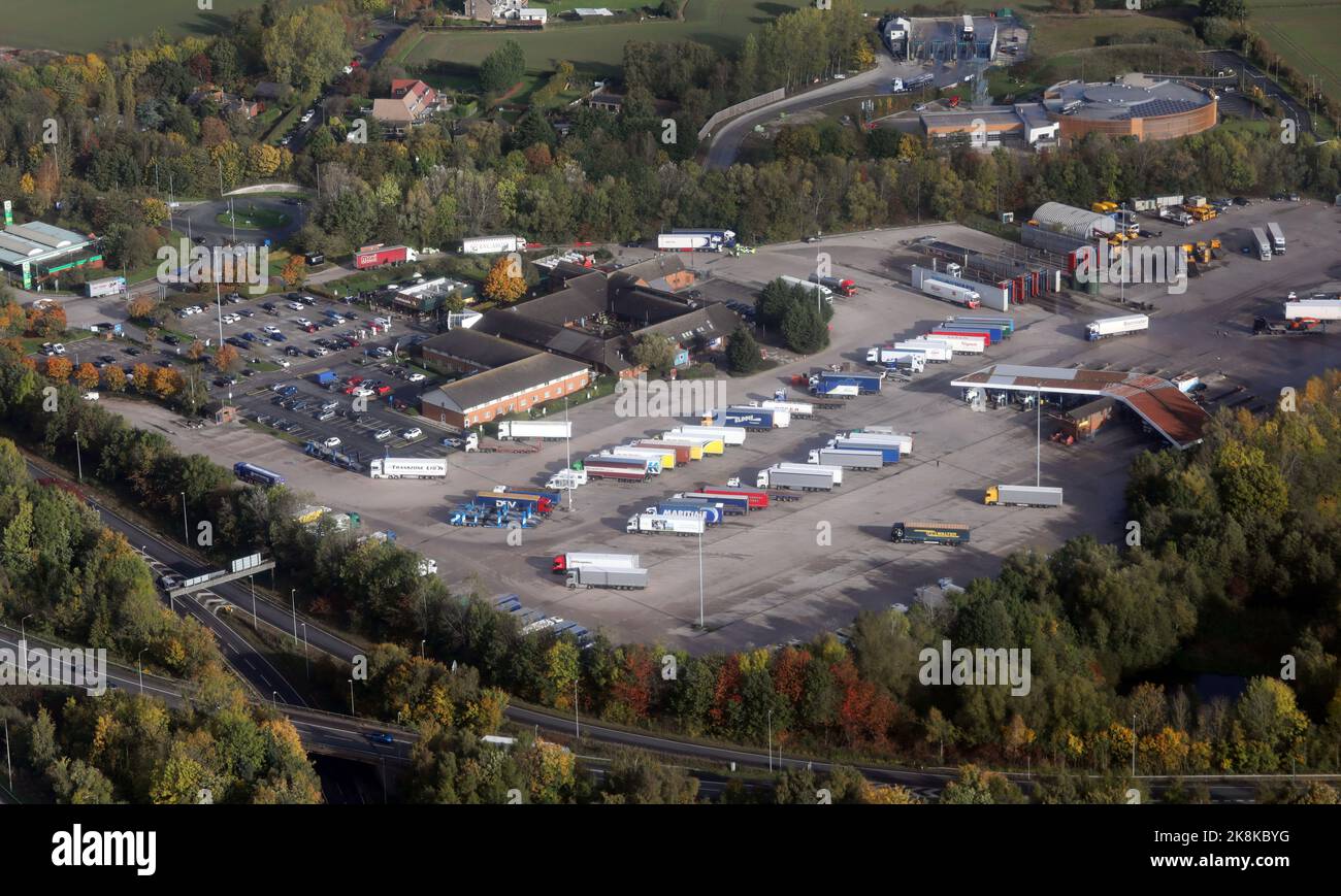 aerial view of Lymm Poplar 2000 Services, a motorway service station at Lymm Interchange just of the M6 Motorway junction 20 for the A50 Cliff Lane Stock Photo