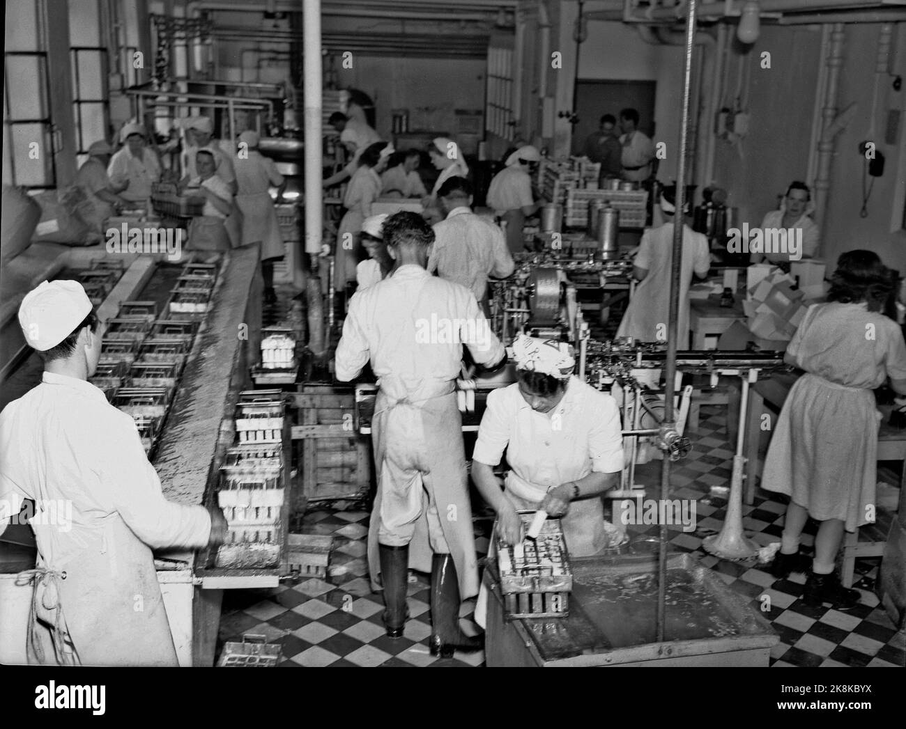 Oslo spring 1949. Cooling on stick From the joint dairy's ice cream