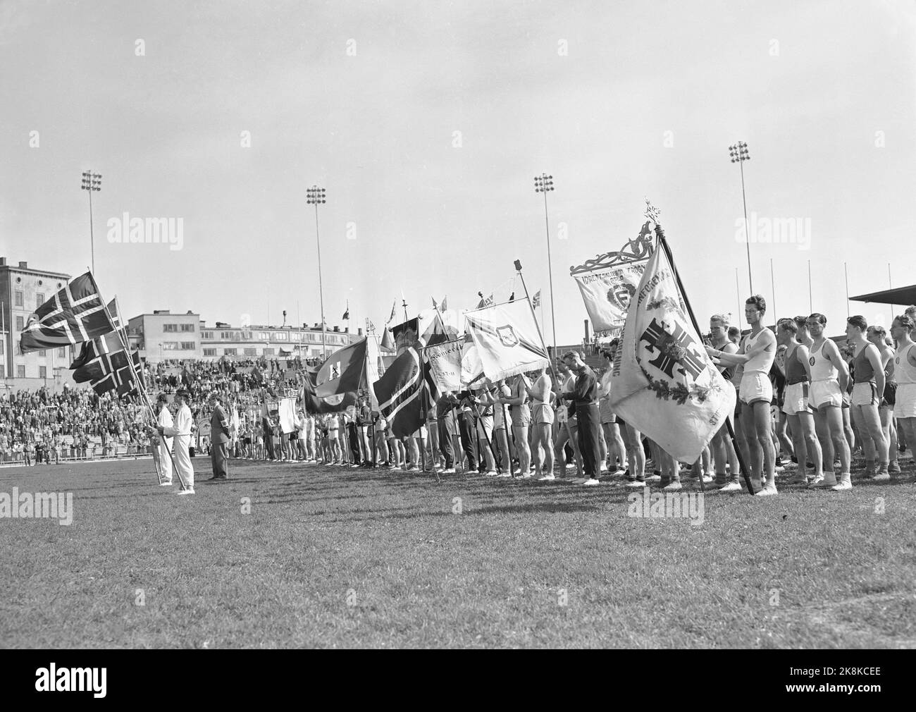 Oslo 19520511. Opening of the Holmenkoll relay at Bislett Stadium with tabs and flags. Photo: NTB Archive / NTB Stock Photo