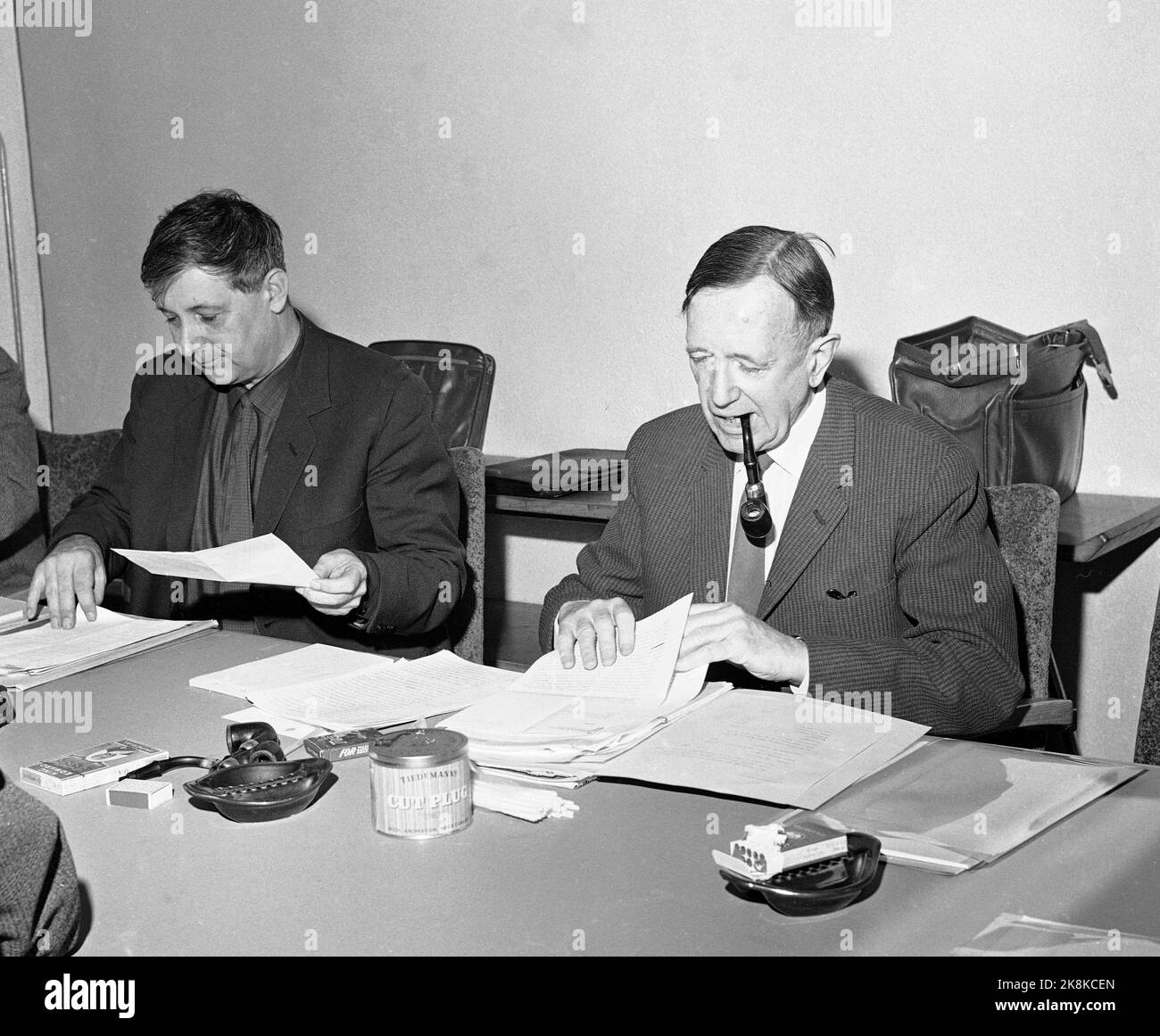 Oslo 19630529 The Broadcasting Council meeting. The chairman of the Broadcasting Council Torolf Elster t.v. And broadcaster Hans Jacob Ustvedt photographed at the opening of the meeting. Photo: NTB. Stock Photo