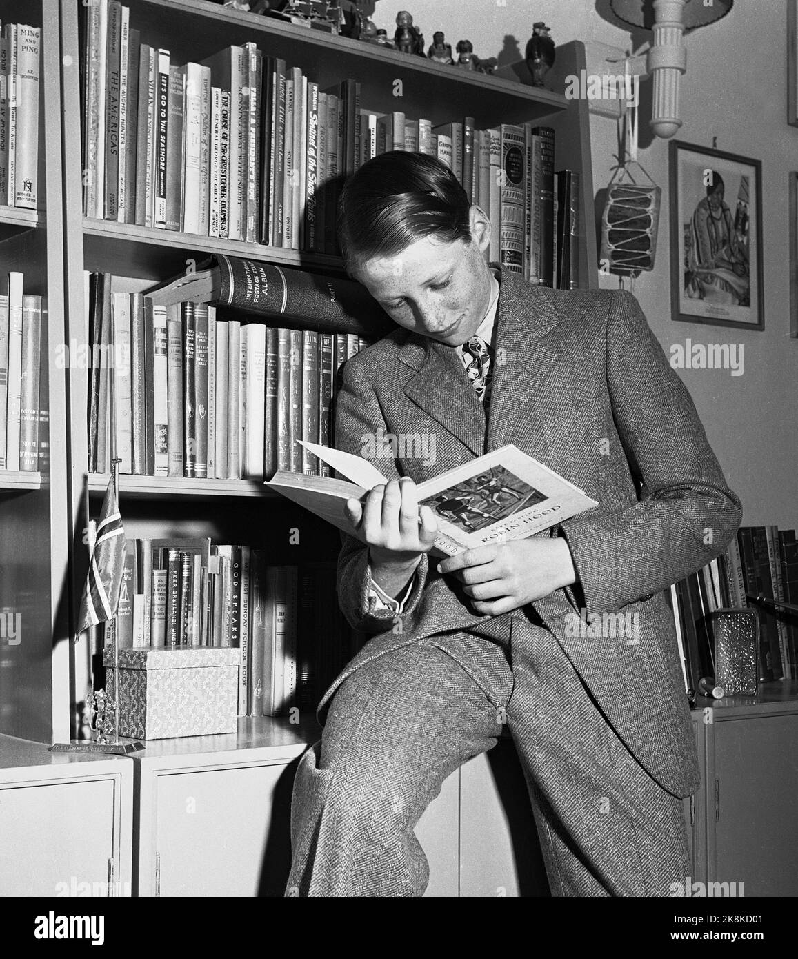Skaugum, Asker 19490511 Prince Harald with the book Robin Hood in front ...