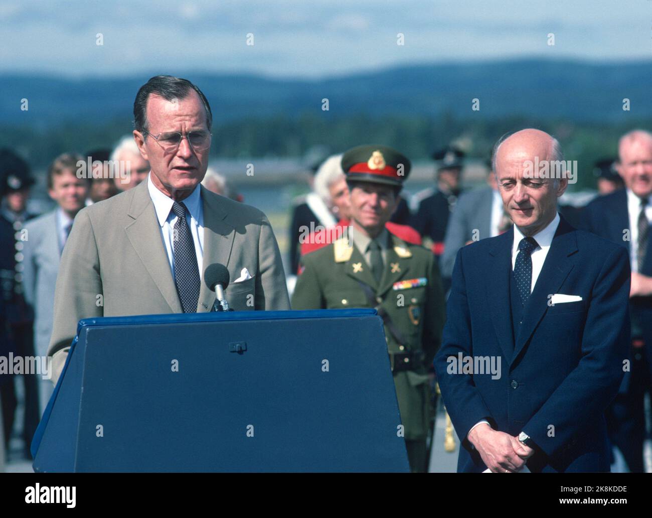 Oslo 19830629. USA Vice President George Bush on an official visit to Norway. Vice President Bush speaks. Prime Minister Kåre Willoch (H) Th at Oslo Airport Fornebu. Photo: Inge Gjellesvik / NTB Stock Photo