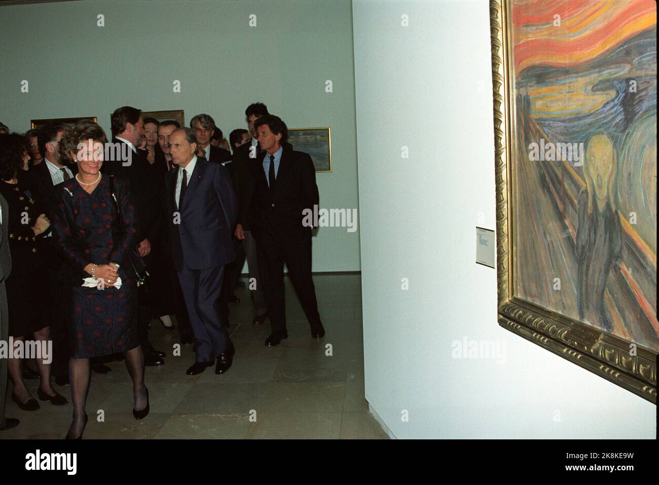 Paris, France 19910923. Queen Sonja and President Francois 