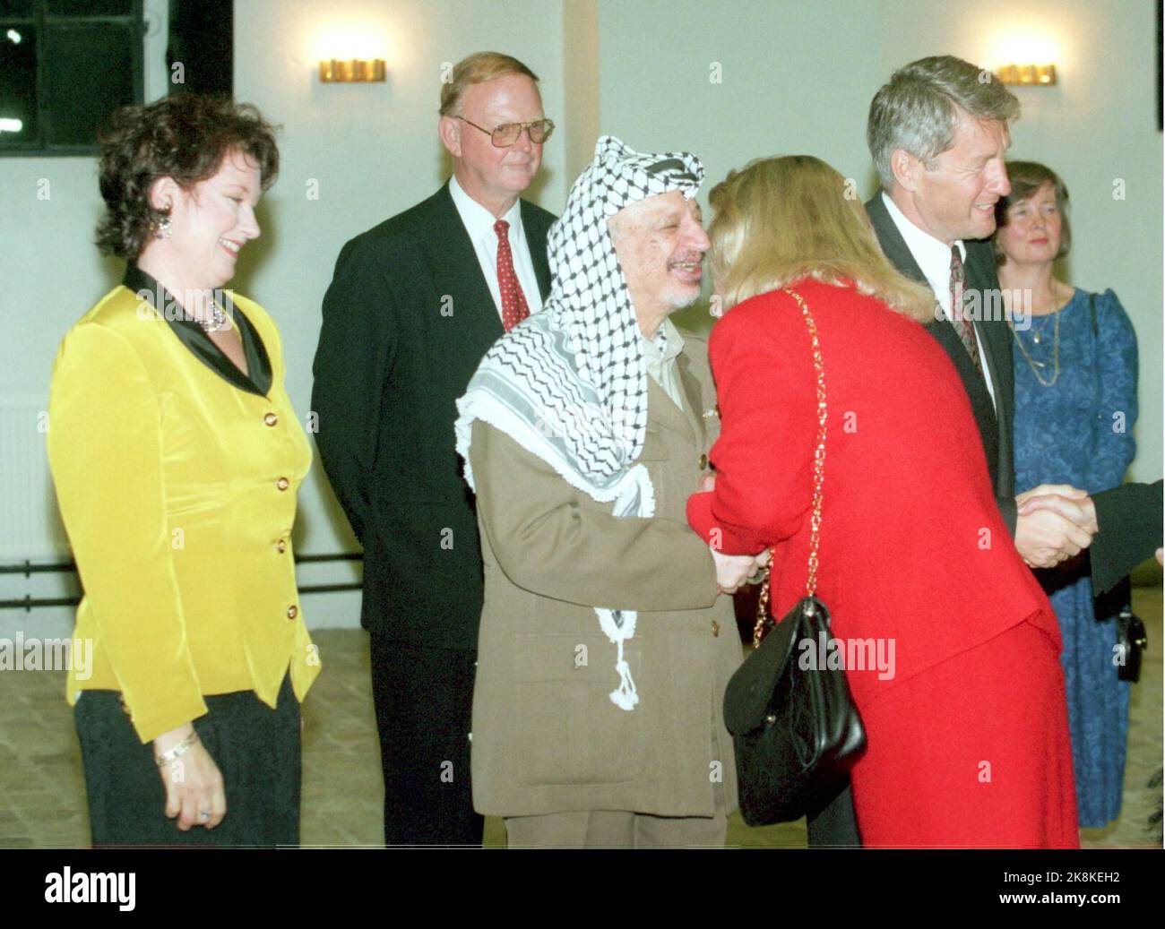 Oslo. 19961028. Palestinians President Yasser Arafat on an official visit to Norway.Yasser Arafat at dinner at Akershus Fortress, here with Prime Minister Thorbjørn Jagland and Jagland's wife Hanne Grotjord. It was Grotjord's first representation assignment after her husband became prime minister. Arafat greets the guests here, including Marianne Heiberg, widow of former Foreign Minister Johan Jørgen Holst. Photo: Tor Richardsen  - - The picture is about 6 MB - - - Stock Photo