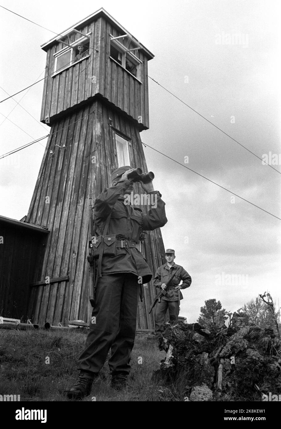 The Border Soviet / Norway, Svanvik, Sør-Varanger 19710818 Norwegian soldiers at the observation post against the Soviet Union at Bjørnsund Height at Svanvik. Soldier with binoculars. Photo: NTB / NTB Stock Photo