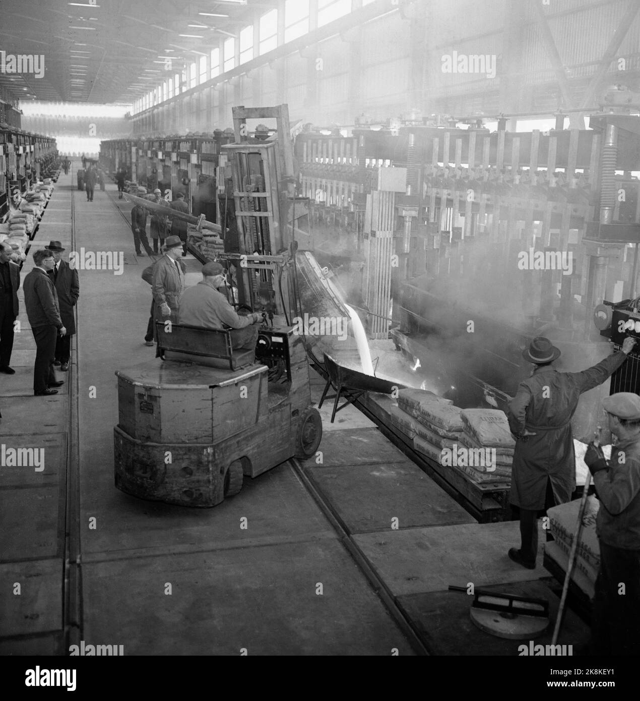 Høyanger 19650422 Norwegian aluminum Company Naco. Interior from the electrolysis oven halls. Photo: NTB / NTB Stock Photo