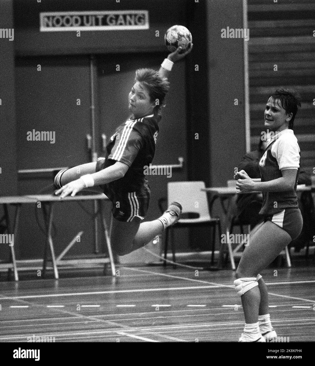 https://c8.alamy.com/comp/2K8KFH4/the-netherlands-1986-12-10-handball-world-cup-women-norway-west-germany-trine-haltvik-in-action-photo-morten-hvaal-2K8KFH4.jpg