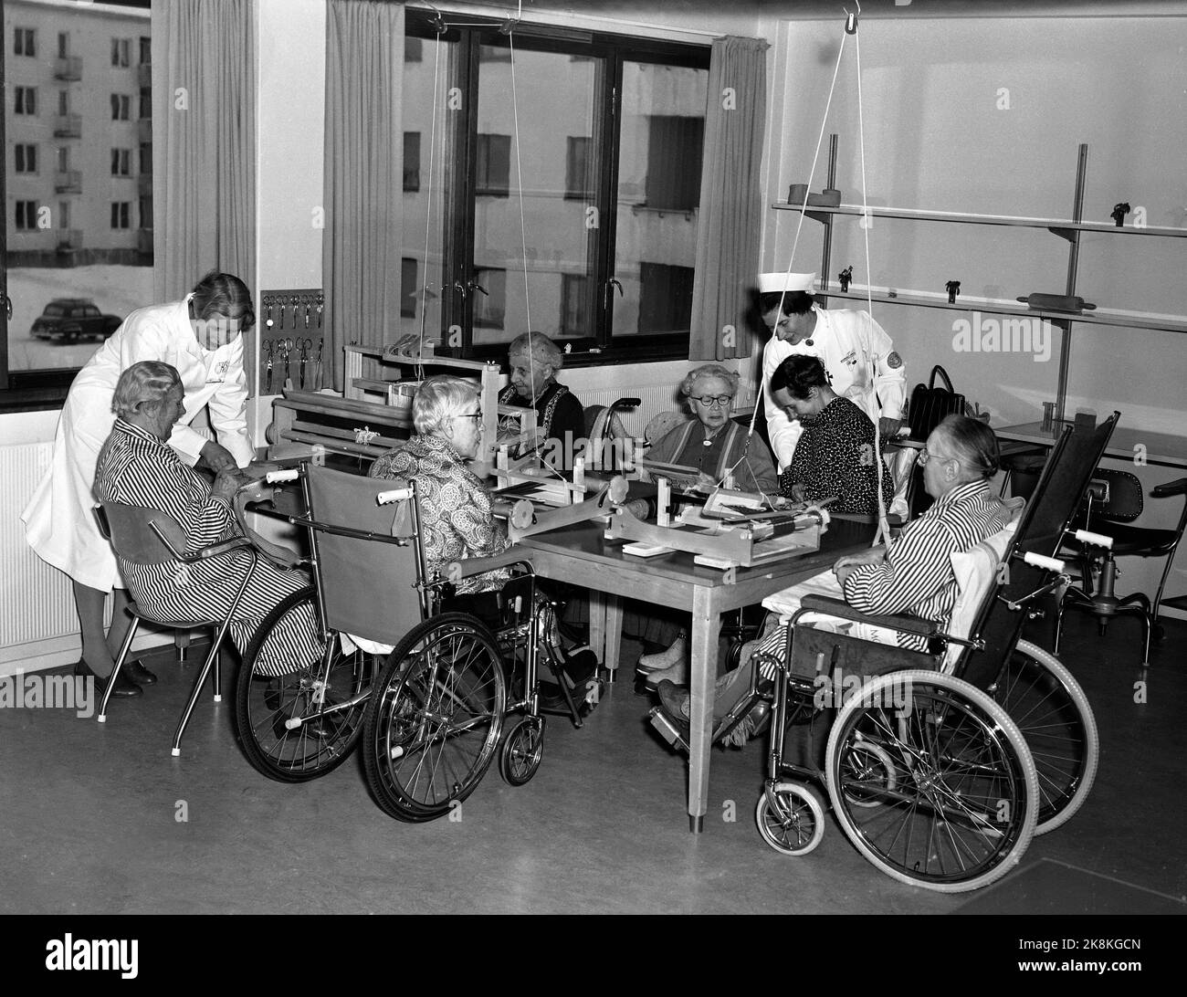 Oslo 19611210 Interiors from Teisen nursing homes for the elderly. A group of elderly people learn to weave and do other forms of needlework, under the direction of activists and carers. Photo: NTB / NTB Stock Photo