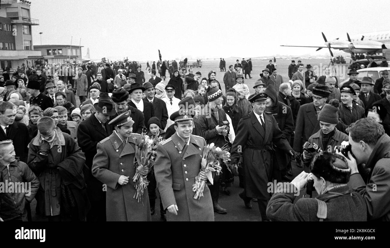 Oslo 19640308. The Soviet cosmonauts Jurij Gagarin (t.h.) and Valerij Bykovsky visit Norway. Here the two Fornebu Airport arrives, where they were met by large people out at the airport. Photo: Arild Hordnes / NTB / NTB Stock Photo