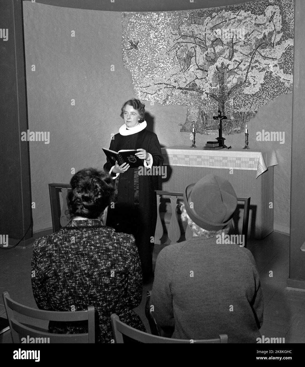Oslo 196403 priest Agnes Vold photographed in work at Radiumhospitalet. Photo during worship, in a priest's dress with a pipe collar, and with Bible in his hands. Photo: Thorberg / NTB / NTB Stock Photo