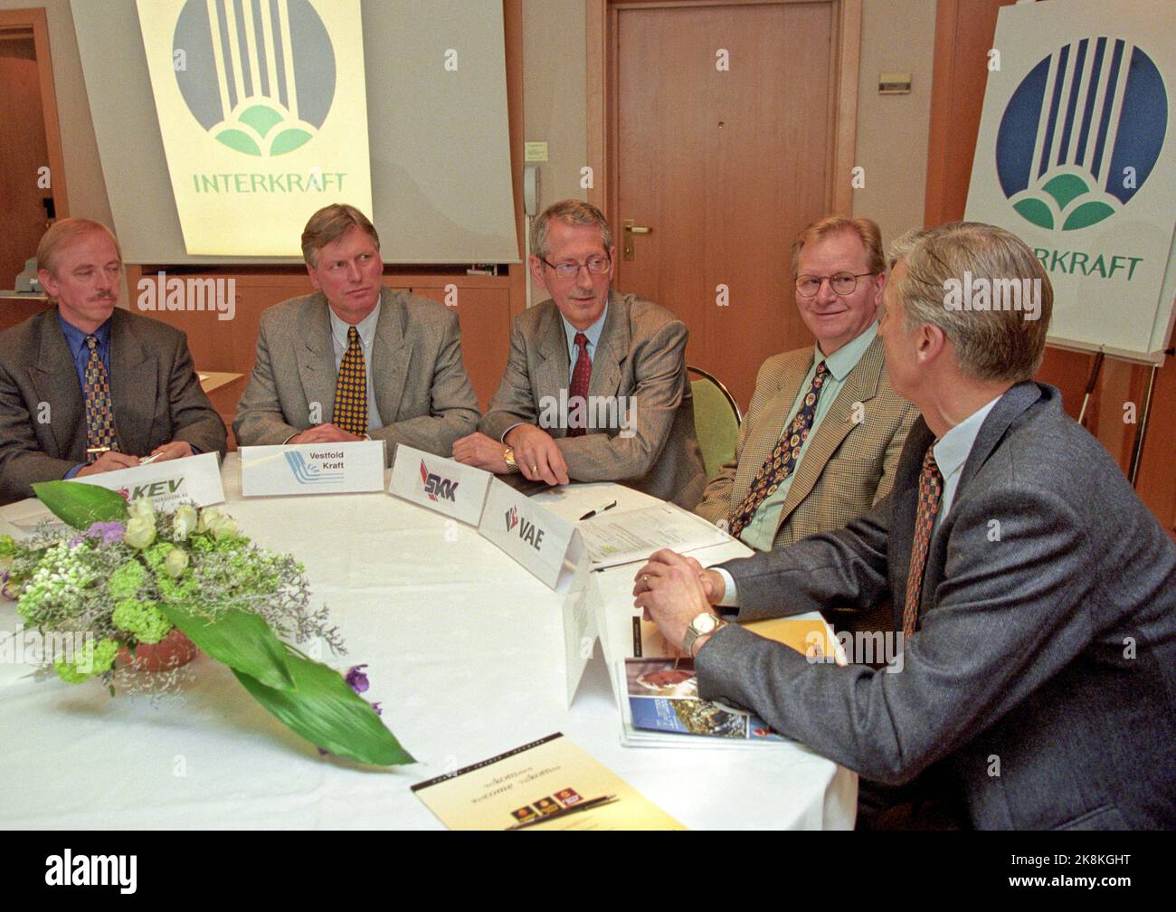 Oslo 19980324. Five of Norway's largest energy plants today join in to form Norway's first power chain. The Interkraft group thus becomes one of the largest players in the Norwegian electric power market. From right to left: CEO. Knut C. Gjermundsen (AAK), CEO. Fred Sæther (VAE), CEO. Wilhelm Rondeel (SKK), CEO. Hans August Hansen (Vestfold Kraft), CEO. Jan Pedersen (Kristiansand Energiverk). Photo: Berit Roald / NTB Stock Photo