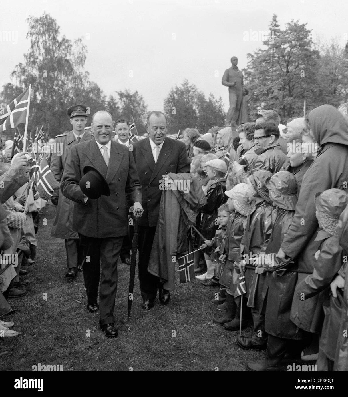 Eidsvoll 19620213 The unveiling of the Norwegian people's monument to the poet Henrik Wergeland outside the Eidsvoll building. Here, a happy King Olav (TV) and County Governor Trygve Lie leave the area after the unveiling, the statue in the background. The rain had in the meantime given up Photo: NTB / NTB Stock Photo