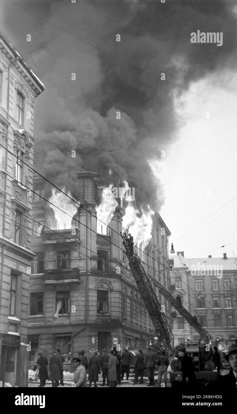 Oslo 19450123 The fire in Svendsensgate 1-3-5 Sabotage (standing on the envelope) Wrong?! That's: Schwensensgate 3 where Shell's oil warehouse was located. Sabotage where 360 liters of special oil was burned after resistance people loaded explosives and gasoline in front of the nose of German guards. Ladder cars, flames Photo: R.J./ NTB Stock Photo