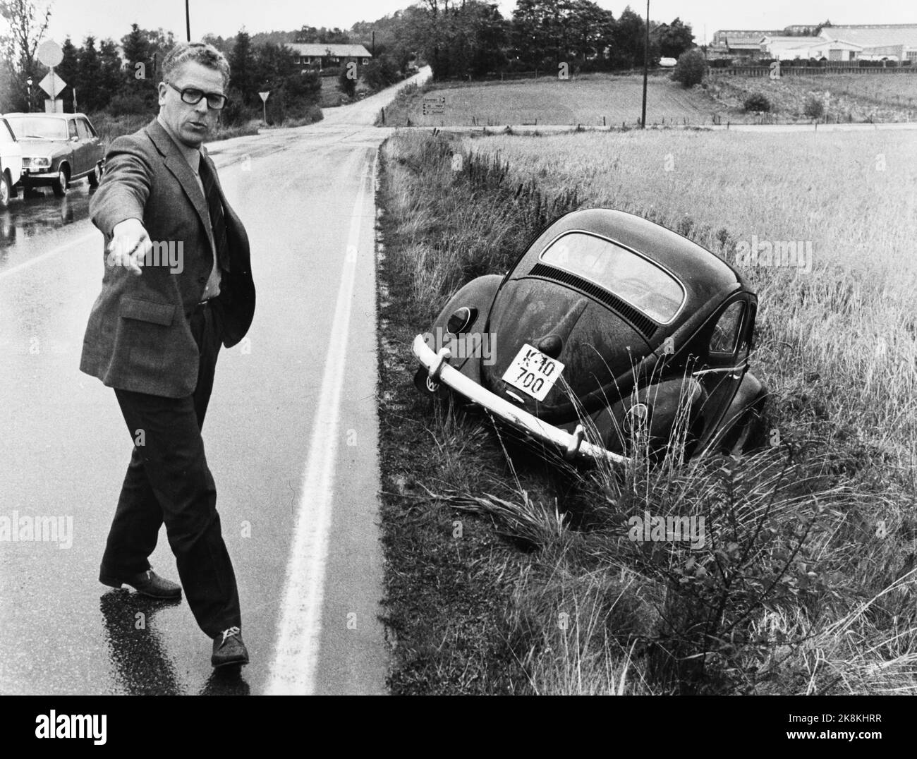 Sandnes 19730927 Police killing at Sandnes. From the scene inspection outside Sandnes where one of three escapes from Åna Circuit Prison shot down and killed 50 -year -old police officer Torkjel Tjørholm when he was to arrange them. Is from Åna Circuit Prison outside Sandnes. Over -Constable Magne Fylesvold, who also participated in the pursuit of the escapes, stands here at the scene. Photo: NTB archive / NTB Stock Photo