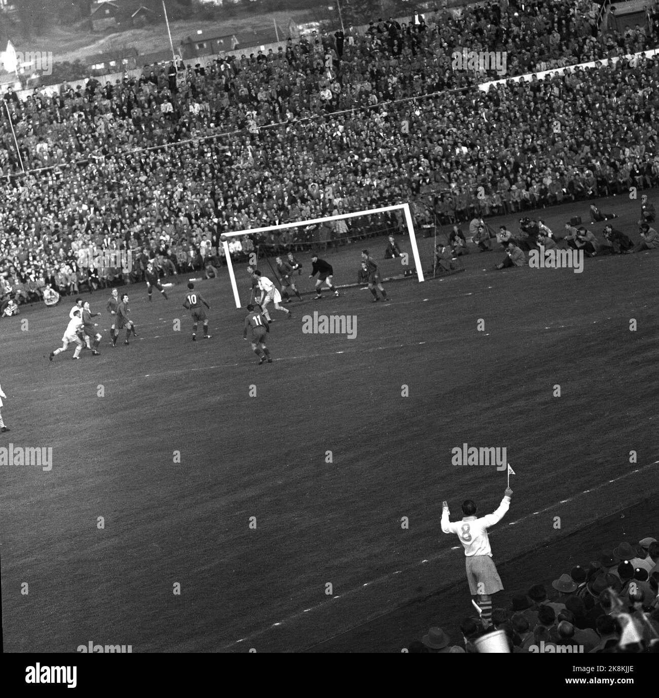Oslo, 19561021. The cup final at Ullevaal Stadium. Larvik Turn - Skeid 1-2. Here's chance in front of that one goal. Larvik Turn trailer in front fans with a pennant. Photo: Current / NTB Stock Photo