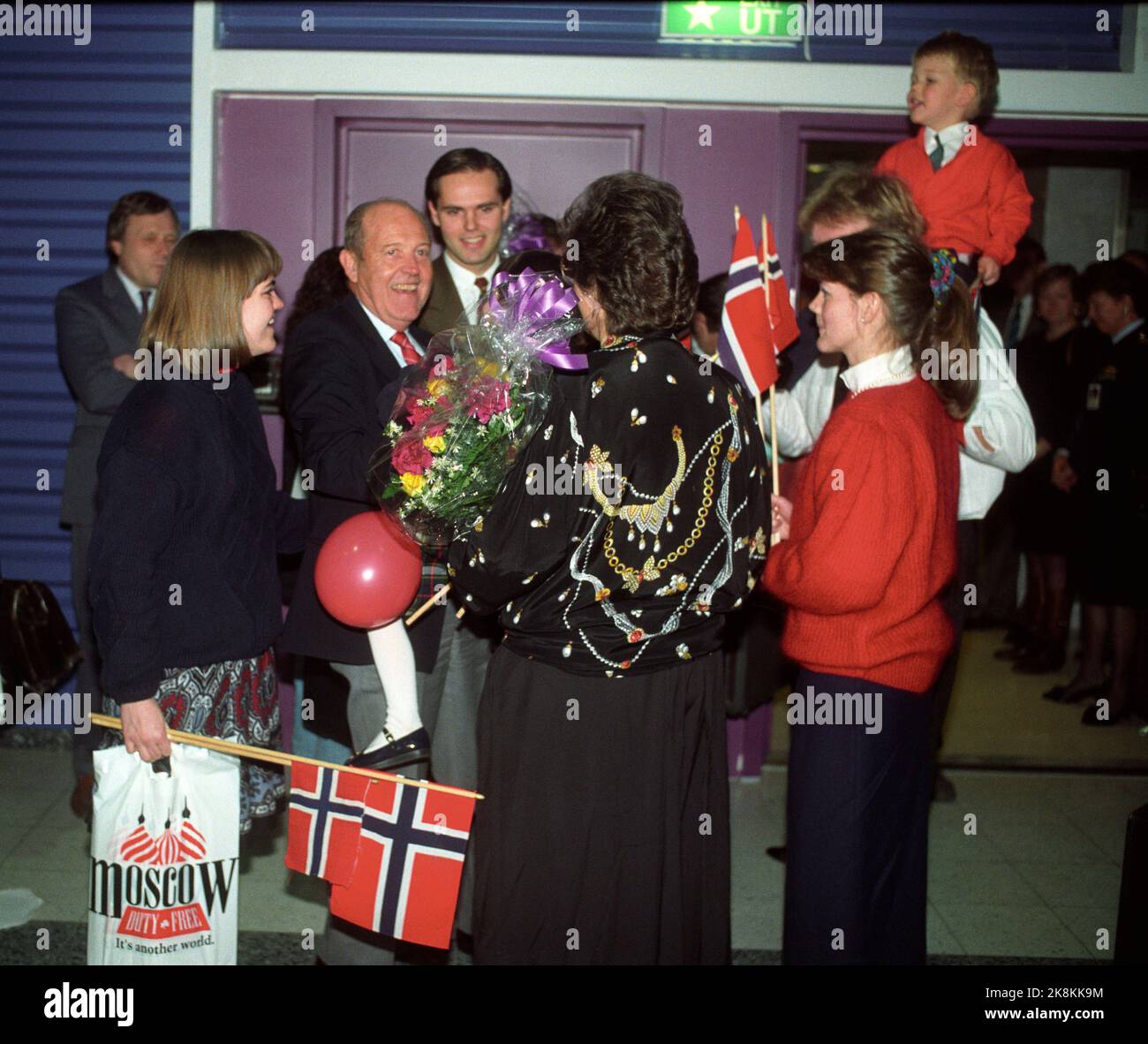 Oslo 199901204. After Iraq's invasion in Kuwait. Norwegian hostages from Iraq come home. The three hostages are welcomed at Fornebu by family and friends, after a long flight via Moscow. Here it is Steinar Bergvoll, sales director at the SAS hotel in Kuwait, who is welcomed home by wife, children and grandchildren with flowers and flags. NTB Stock Photo: Bjørn-Owe Holmberg / NTB Stock Photo