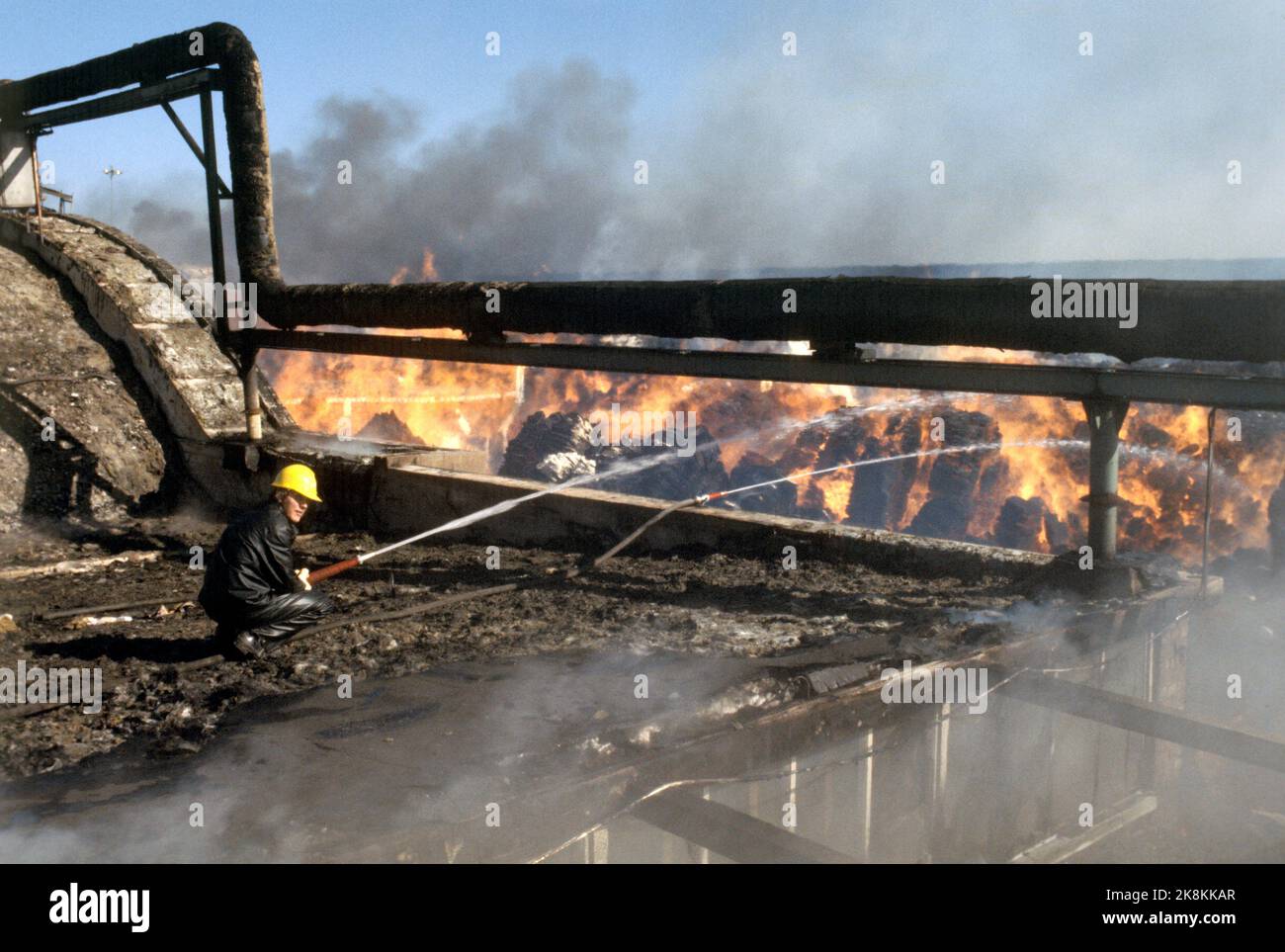 Sarpsborg 1977-04-22:  Million fire at Borregaard Sarpsborg. The fire in the Spinneriet at Borregaard on April 22, 1977, quickly spread to the cellulose store 50 meters away, well helped by the wind. Here the firefighters started the fire extinguishing work. Photo: Corr. / NTB / NTB Stock Photo