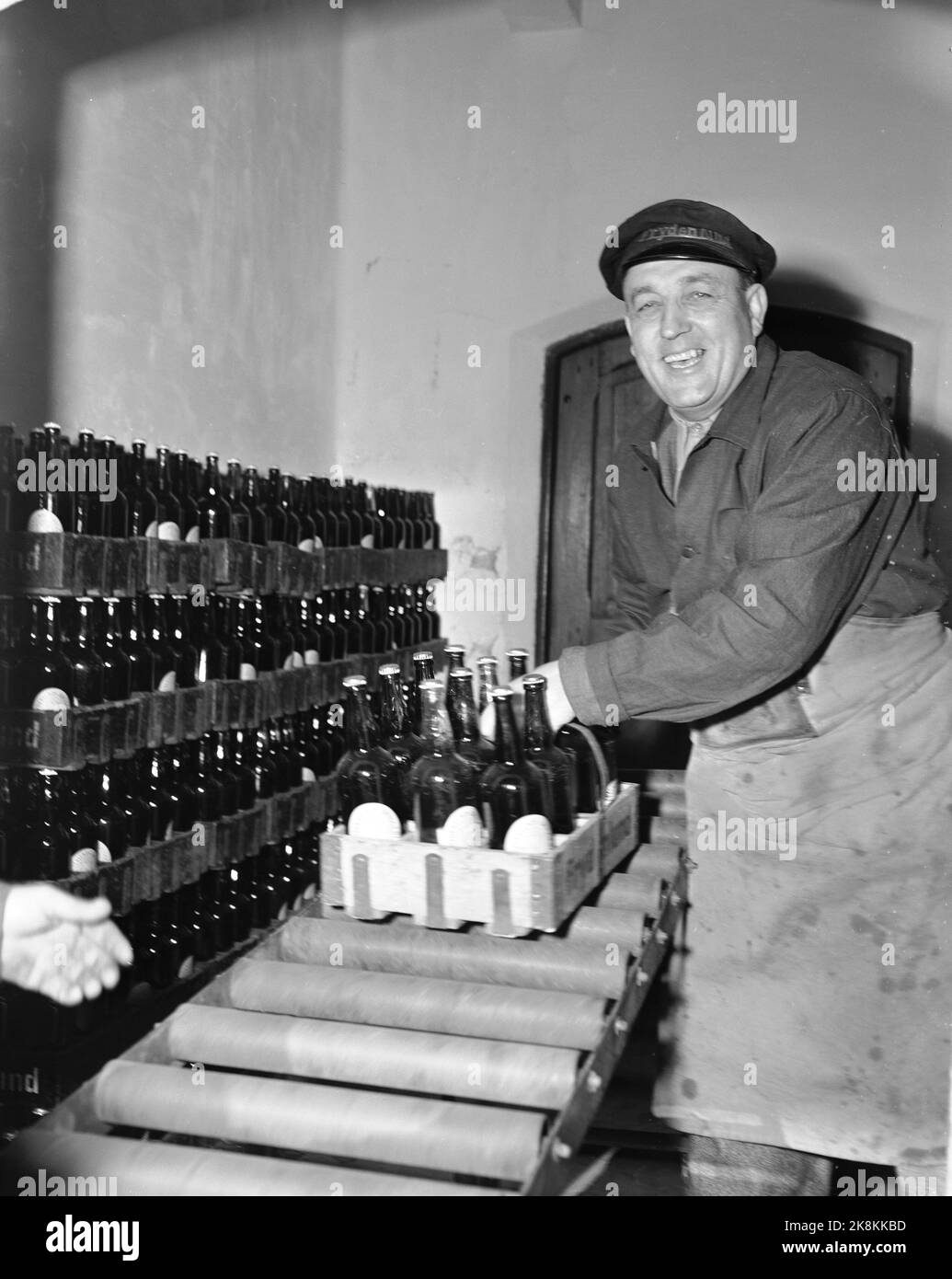 Oslo 1951. Breweries in Oslo in 1951. Here is a happy beer supplier. Photo: Sverre A. Børretzen / Current / NTB Stock Photo