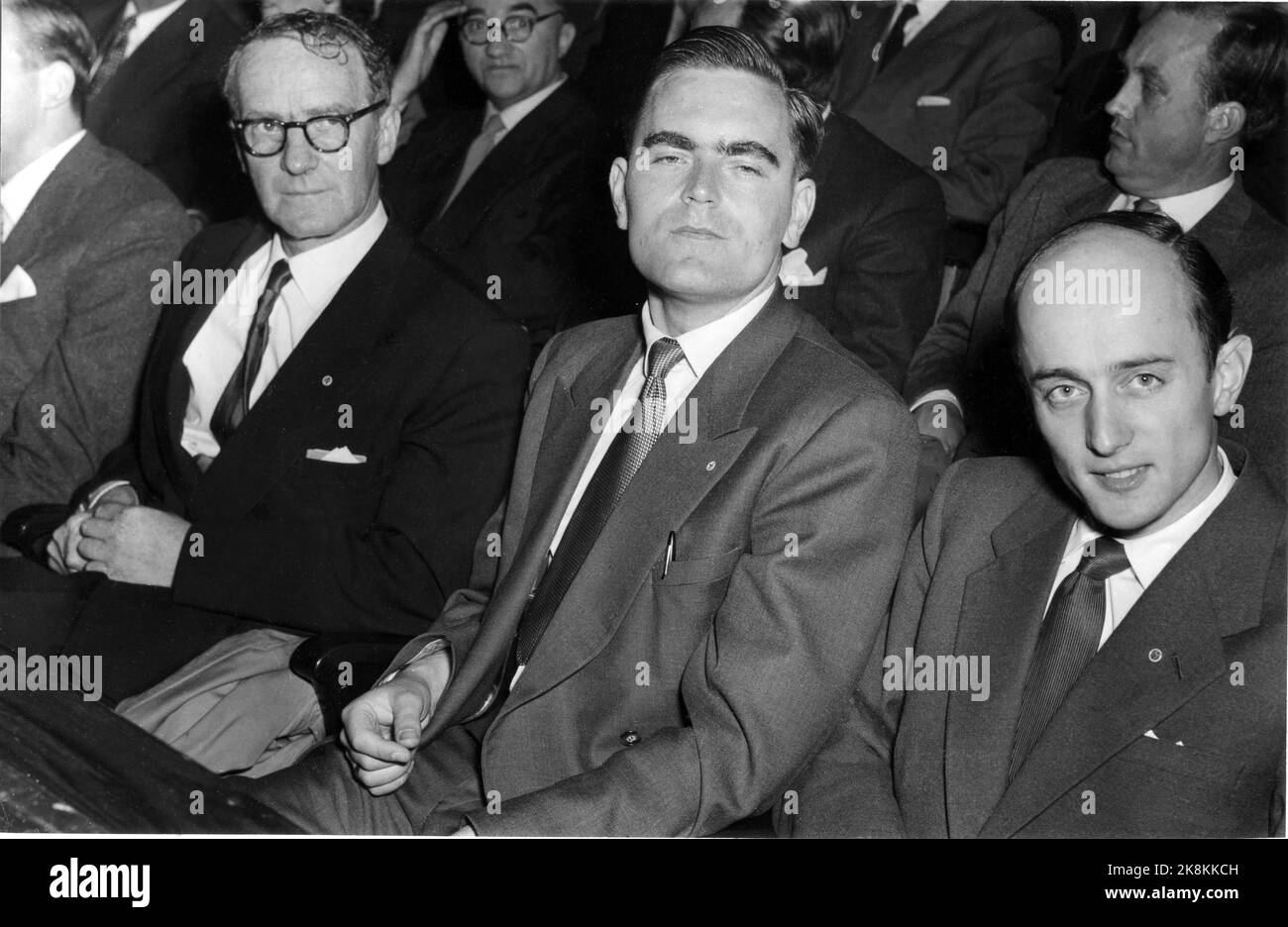 Oslo 19570915: The parliamentary elections 1957. Kåre Willoch (TH) attends Høyre's election meeting in Klingenberg, together with Per Lønning and Kildal (t.v.). Photo: Jan Nordby / NTB Stock Photo