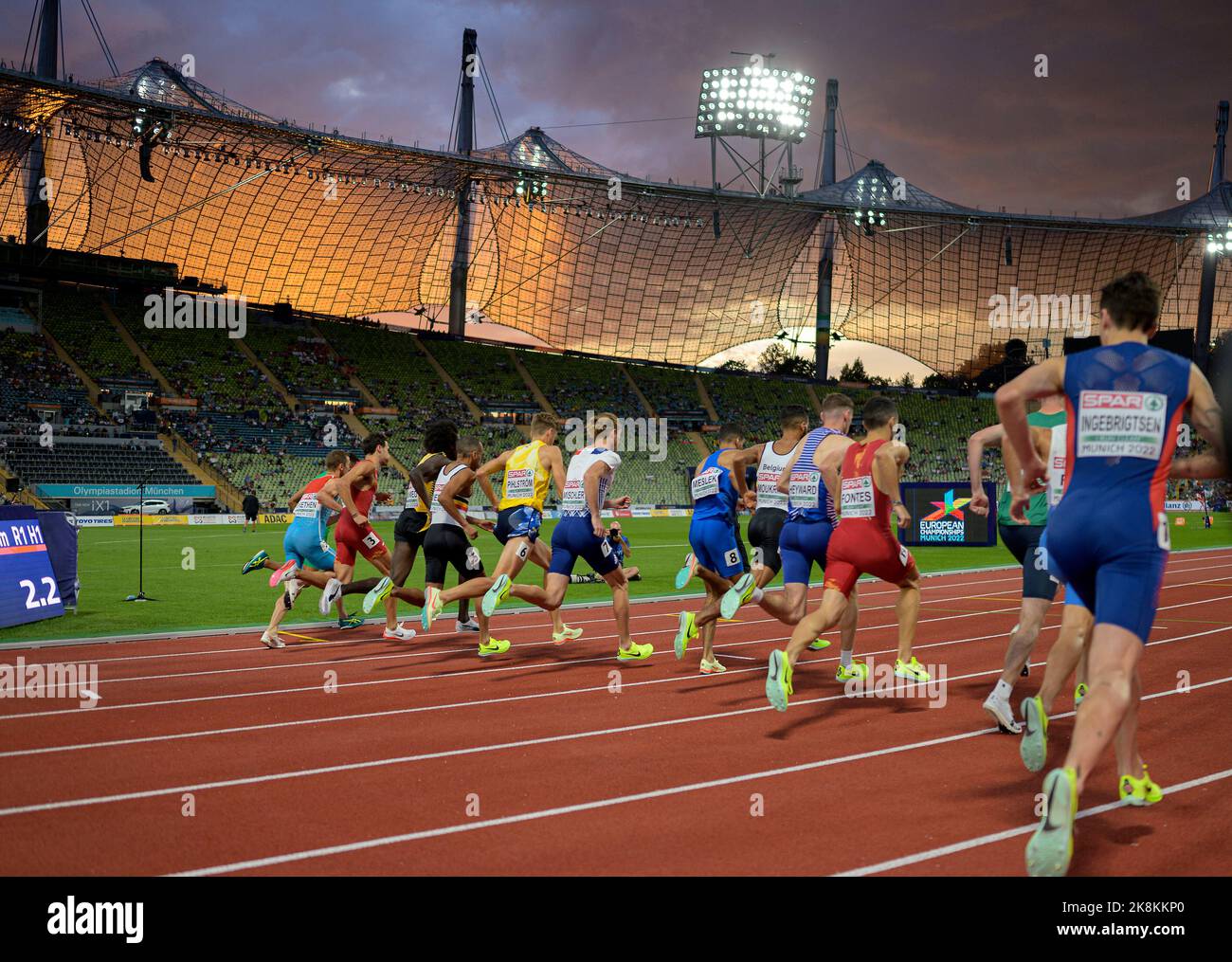 Munich, Deutschland. 16th Aug, 2022. Feature, group, field at sunset in the Olympic Stadium, action, mood, semi-finals 1500m men, on 08/15/2022 European Athletics Championships 2022, European Championships, from 08/15/2022 - 21.08.2022 in Munich/ Germany. Credit: dpa/Alamy Live News Stock Photo