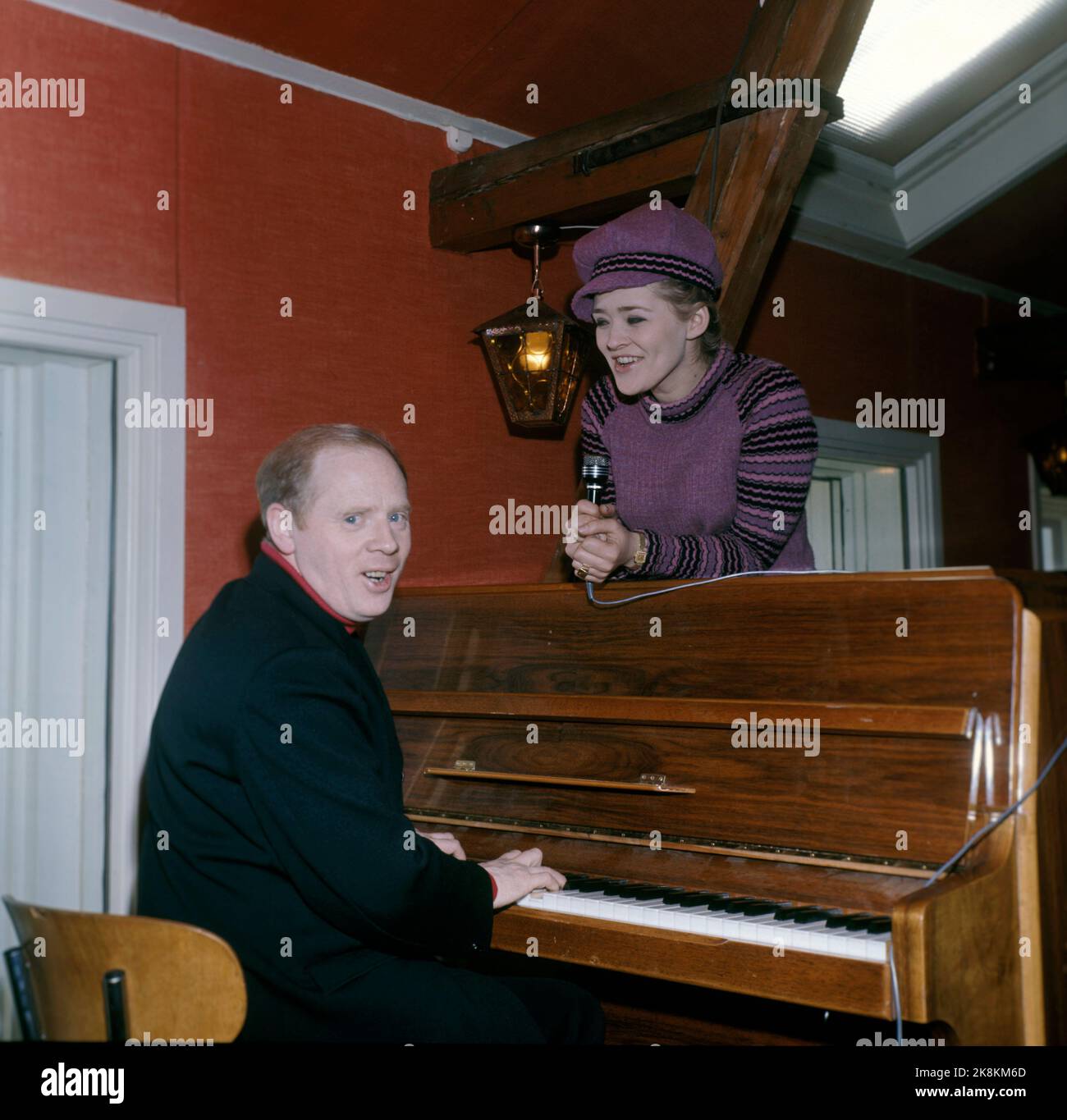 oslo-19761019-arne-bendiksen-by-the-piano-smm-kirsti-sparboe-photo