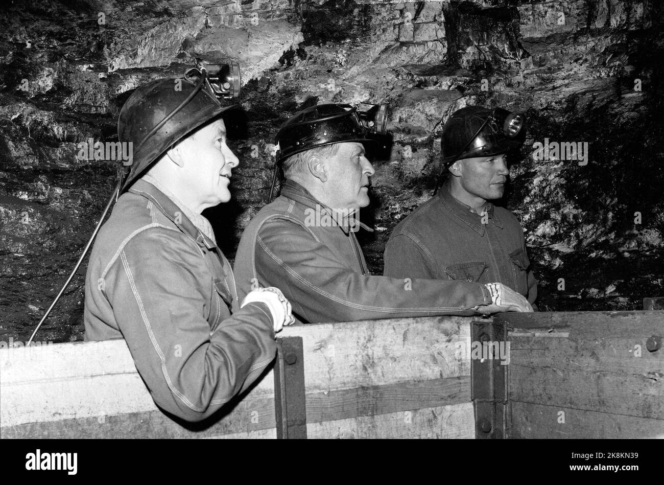 Svalbard August 1961 King Olav visits Svalbard. Here the king is on his way into a mine, in full mining equipment, with helmet and overalls. Olav in the middle, in profile. Photo: NTB / NTB Stock Photo