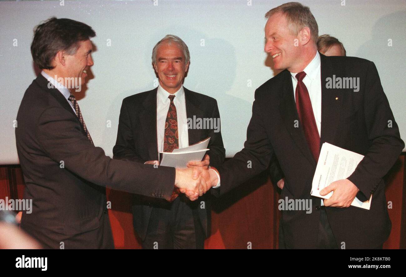 Oslo 19970402 CEO Åge Korsvold in Storebrand (t.v.) greets the incumbent CEO of Kreditkassen Tom Ruud before Daqen's press conference on the merger plans. Deputy CEO Borger A. Lenth, in the middle. Korsvold is proposed as CEO of the new company called Christiania, with Ruud as Vice President. Photo: Erik Johansen / NTB Stock Photo