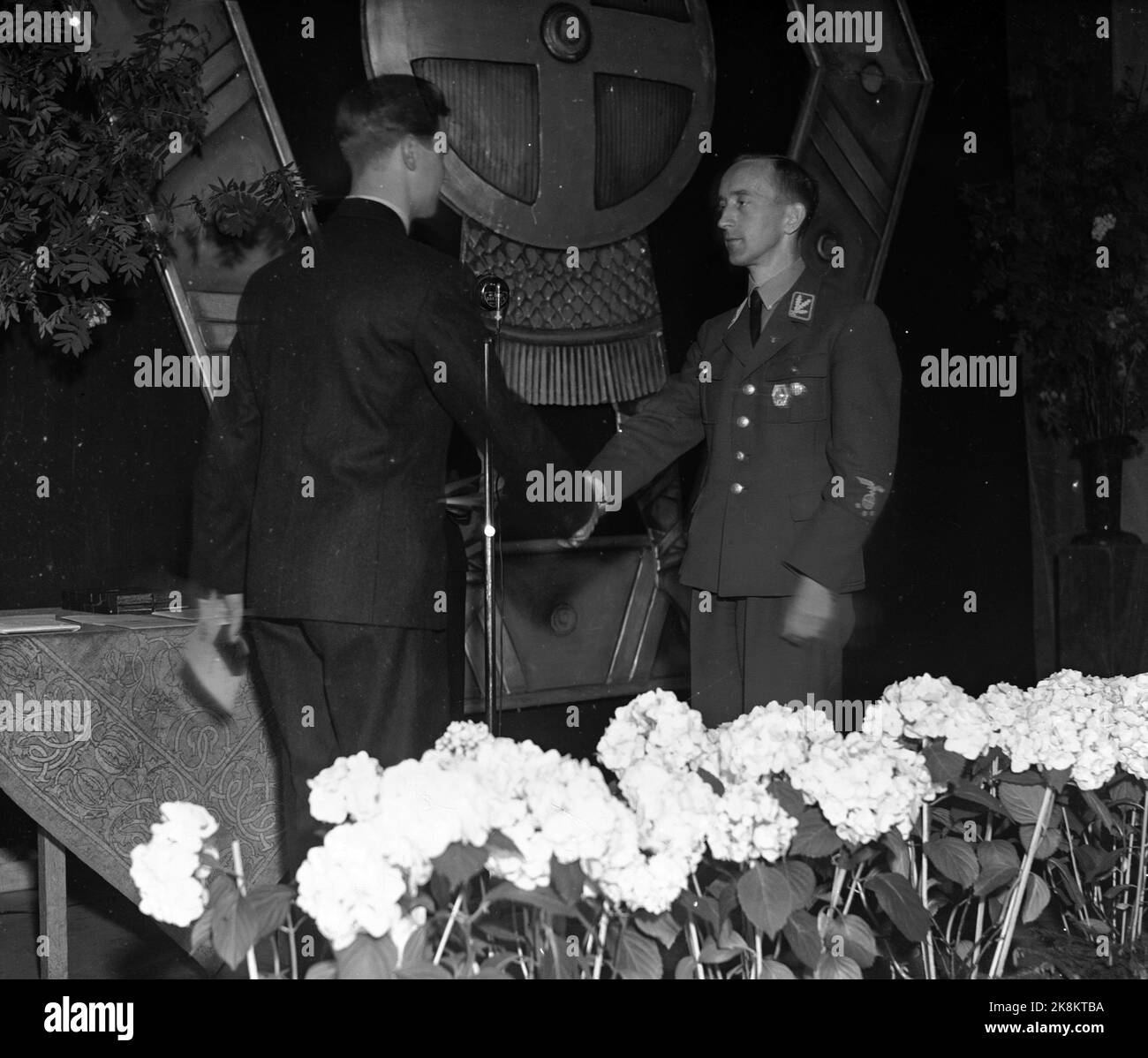 WW2 Oslo 19440615 Greater Oslo county organization, distribution of front fighter mark. Photo: NTB *** Photo not image processed ***** Stock Photo