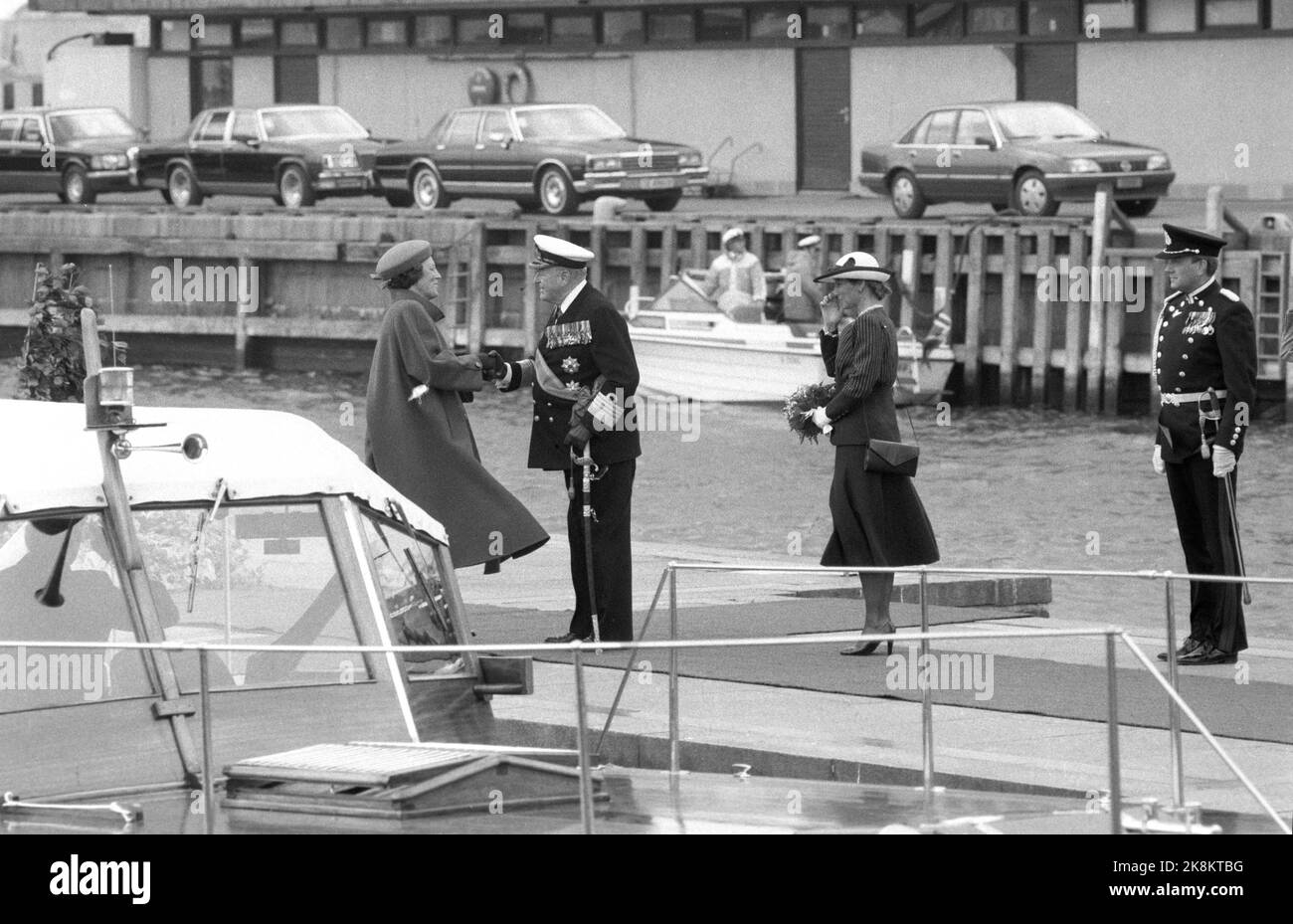 Oslo 19860513. Queen Beatrix of the Netherlands comes to Oslo on an official visit and is welcomed by King Olav on Honnørbrygga. Crown Princess Sonja (back) was also present. Photo: Morten Hvaal / NTB / NTB Stock Photo