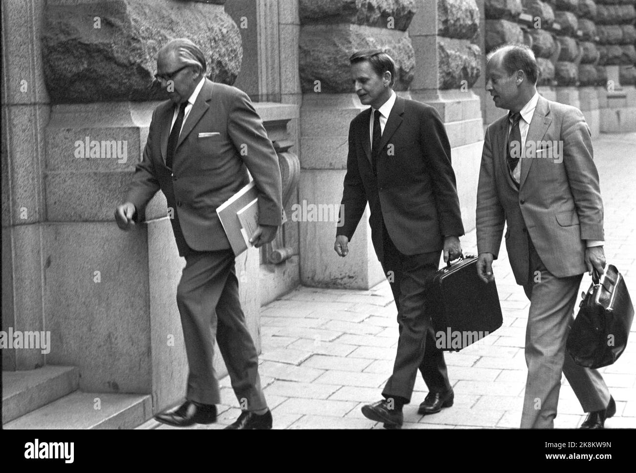 Stockholm 27081970 Palme strikes. Finance Minister Gunnar Sträng, Prime Minister Olof Palme in the middle and Industry Minister Krister Wickmann on his way to the Riksdag. Prime Minister Olof Palme, made a dramatic play on Swedish business by announcing a price stop. Palme has the opinion with it, and it goes against elections on September 20. Photo: Per Ervik / Current / NTB Stock Photo