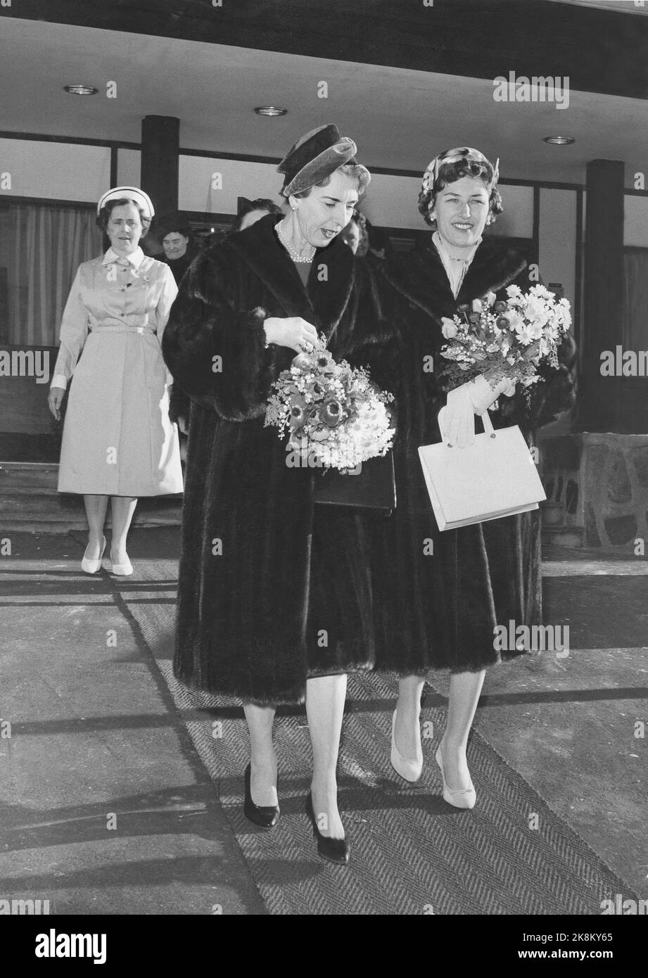 Oslo 19600211. Queen Ingrid and King Frederik of Denmark on an official visit to Norway. Mink-clad royal ladies on their way out of the observation home on the northern hill, with embraced fully with flowers. Queen Ingrid (t.v.) and Princess Astrid. Photo: Ivar Aaserud, Sverre A. Børretzen Current / NTB Stock Photo