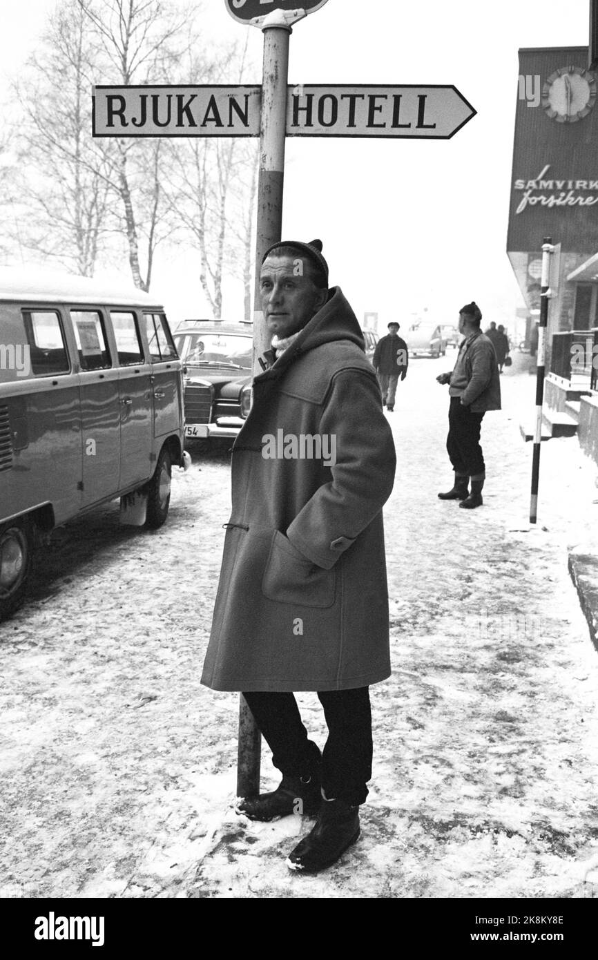 Rjukan January 1965 Film recording of 'Heroes from Telemark' at Rjukan. About the heavy water saboteurs from Kompani Linge. Sabotage towards Vemork power station. The British company Benton Film poses with a staff of 120. Hot number one is American actor Kirk Douglas. Here he stands outside Rjukan Hotel. Photo: Sverre A. Børretzen / Current / NTB Stock Photo
