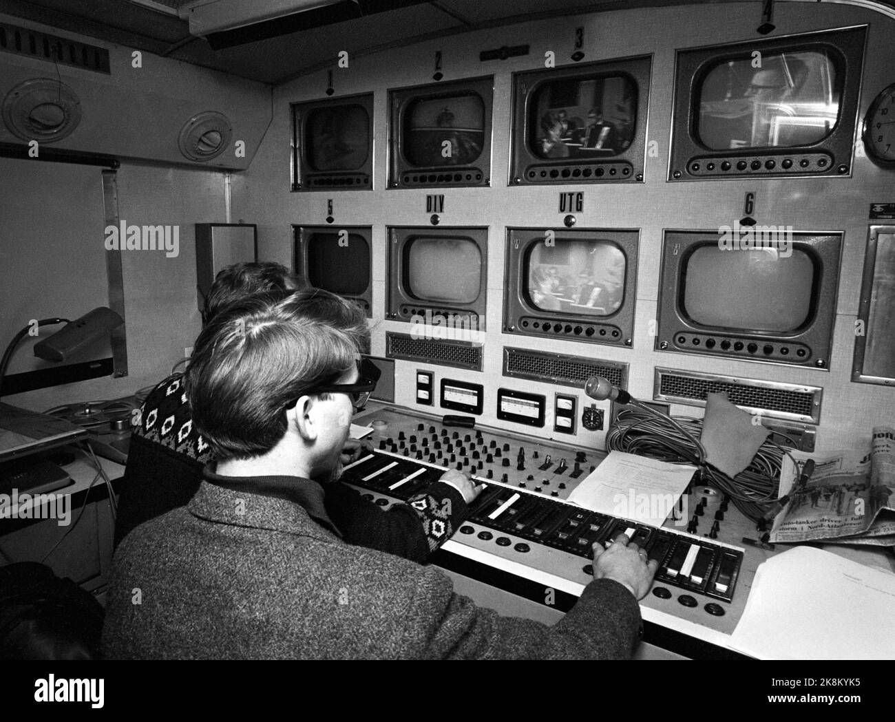 November 1968 NRK Television is going to create programs. Eight vehicles and just over 20 men are needed for even a routine job. The sound technicians are in the record. Behind these are the mixer, producer and script. A screen for each of the cameras. Below are monitors for two cameras and for the image that goes on the air. Photo: Aage Storløkken / Current / NTB Stock Photo