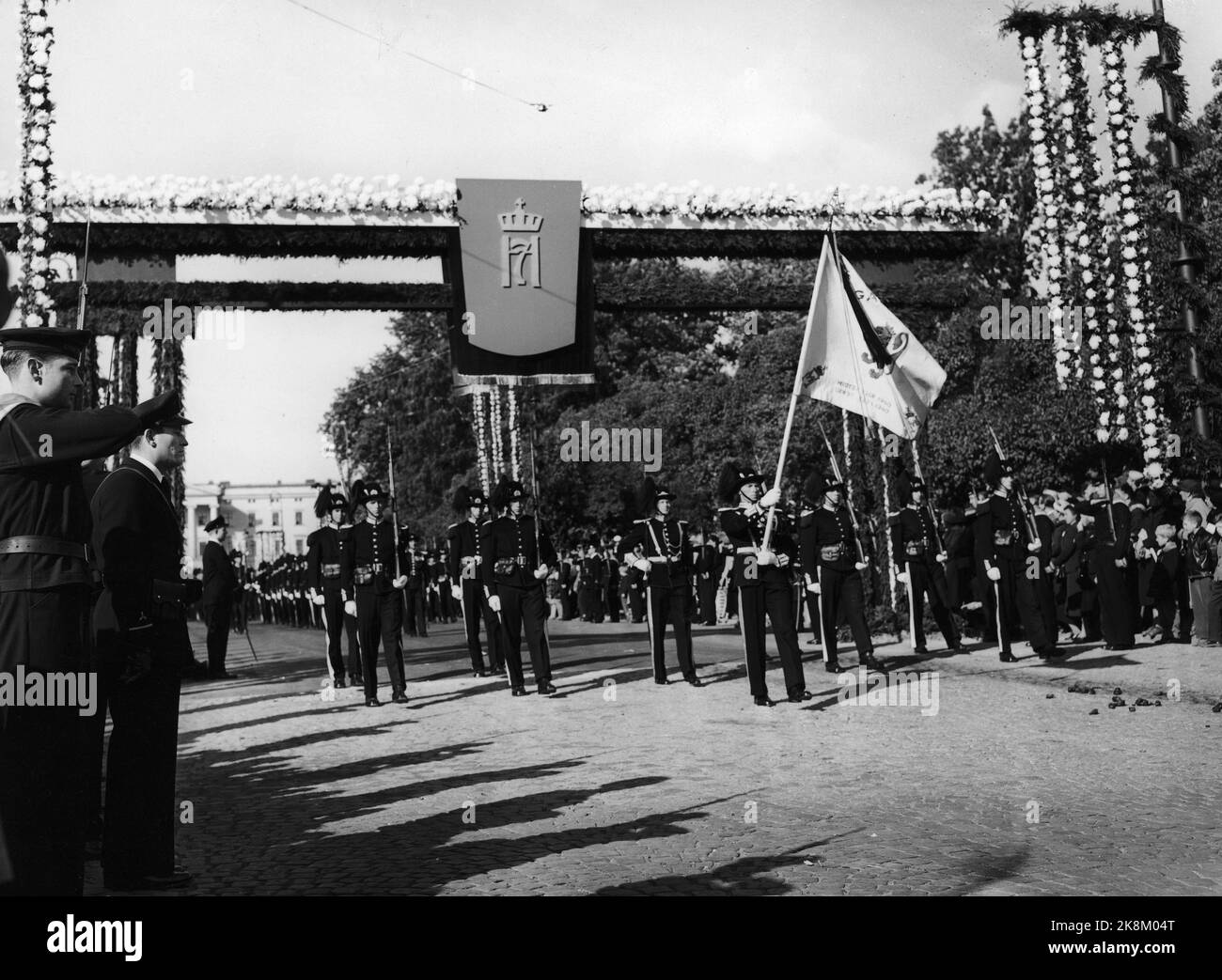 Oslo 19571001. King Haakon on 7th buried. Garden's soldiers parades / defiles with tabs. The castle is seen in the background. Photo: NTB Stock Photo