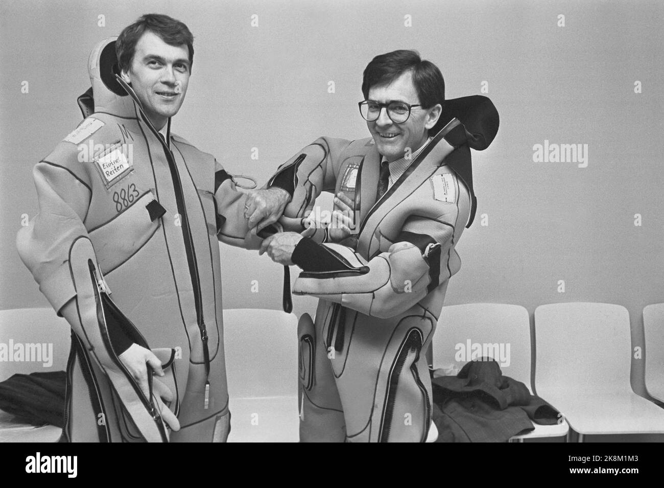 Bergen 19900323: Oil and Minister of Energy Eivind Reiten (t.v.) struggled to put on the survival suit, but CEO of Statoil Harald Norvik was quickly on the spot with a helping hand. Photo: Torolf Engen NTB / NTB Stock Photo