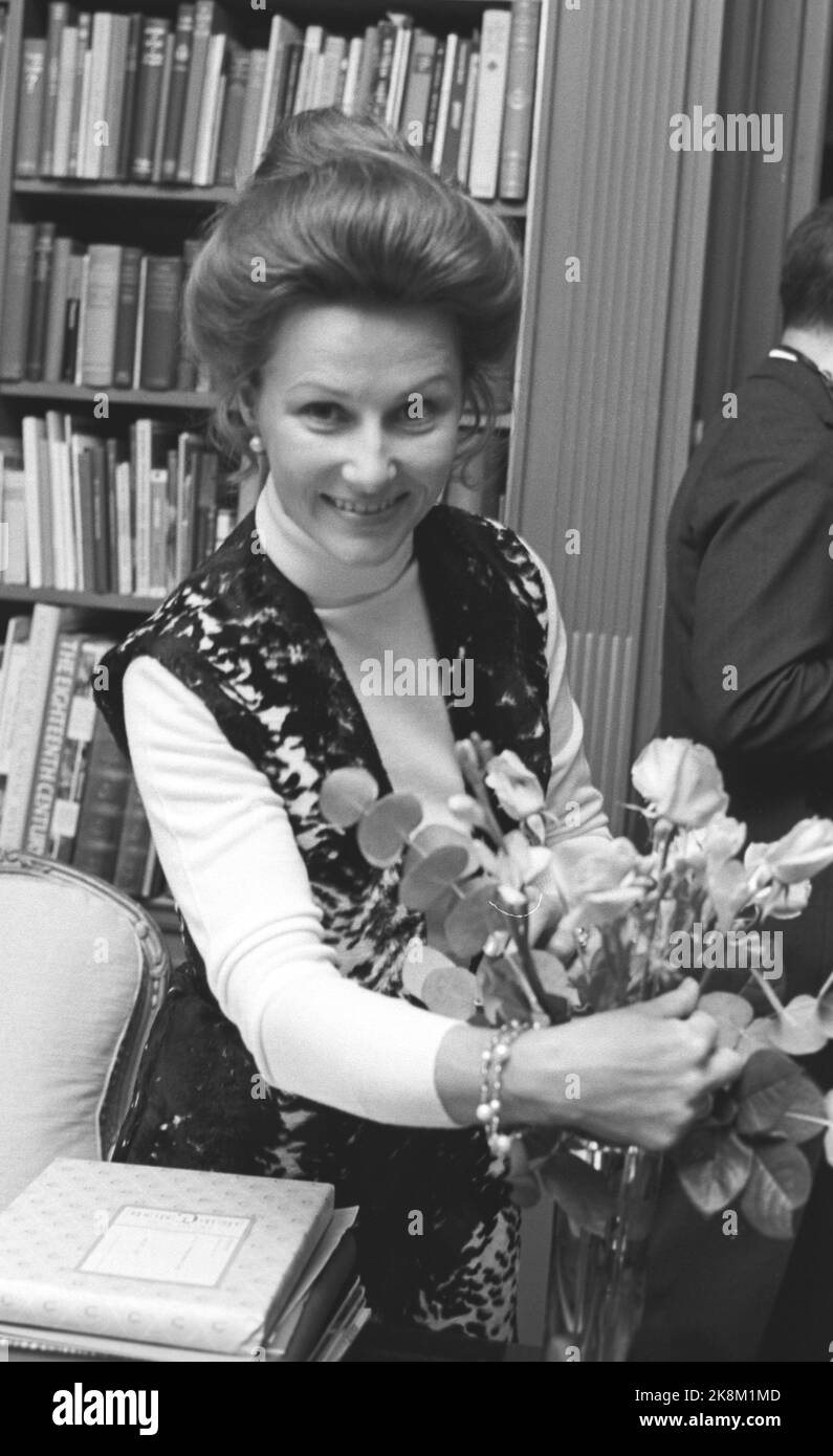 Skaugum 19701219. Crown Princess Sonja opens the doors of Skaugum for the press. Current has had an informal conversation with her in the library. An interview or conversation with a representative from the royal family is actually a small event in this country. Here the Crown Princess stells the flowers. Photo: Aage Storløkken Current / NTB Stock Photo