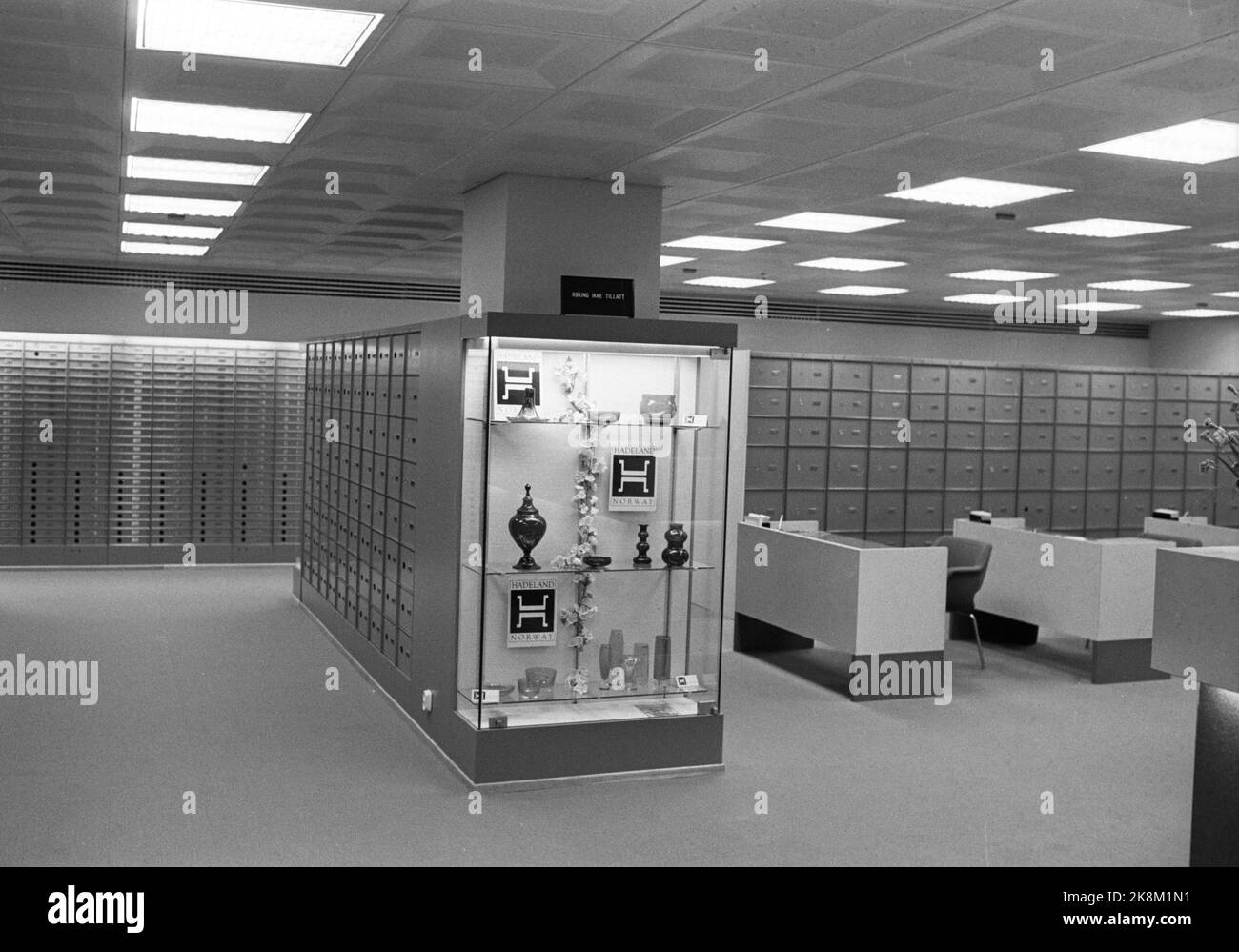 Oslo, 19710909. Interior motif from the Kreditkassen building on Stortorgets west side. Bank boxes, desks for customers and a vetrine cabinet. 'Smoking prohibited' signs over the mount. Photo: Henrik Laurvik / NTB Stock Photo