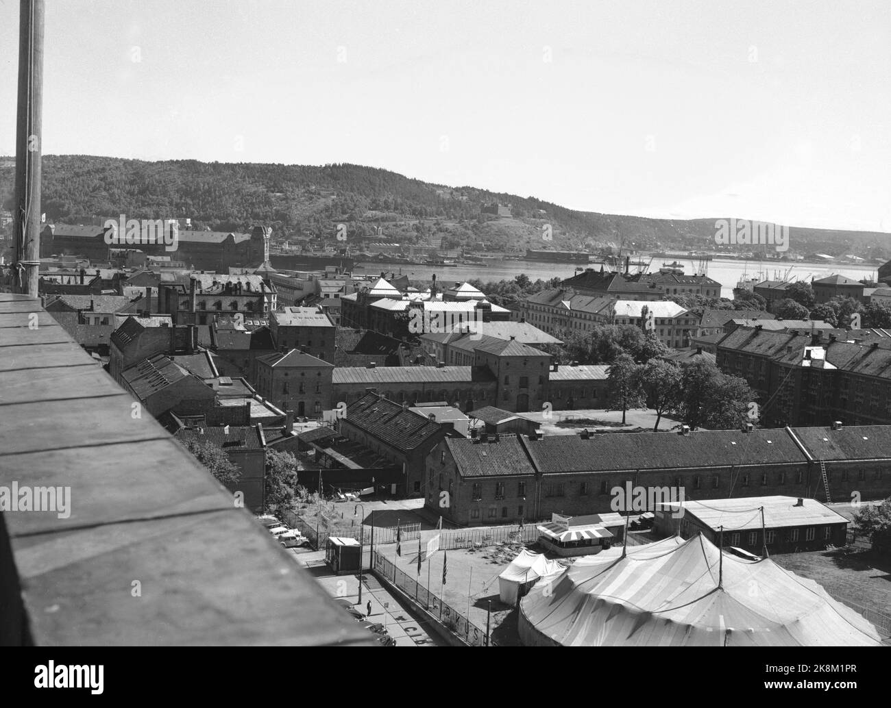 Oslo. 19490715. The motif was taken from the roof of the Norwegian Shipowners' Association. Contrasked. Here you can see Akershus fortress with the entire military area. In the foreground a circus tent and in the background the silo on the Vippetangen with Ekebergåsen and Bäckelaget. Photo: NTB Stock Photo