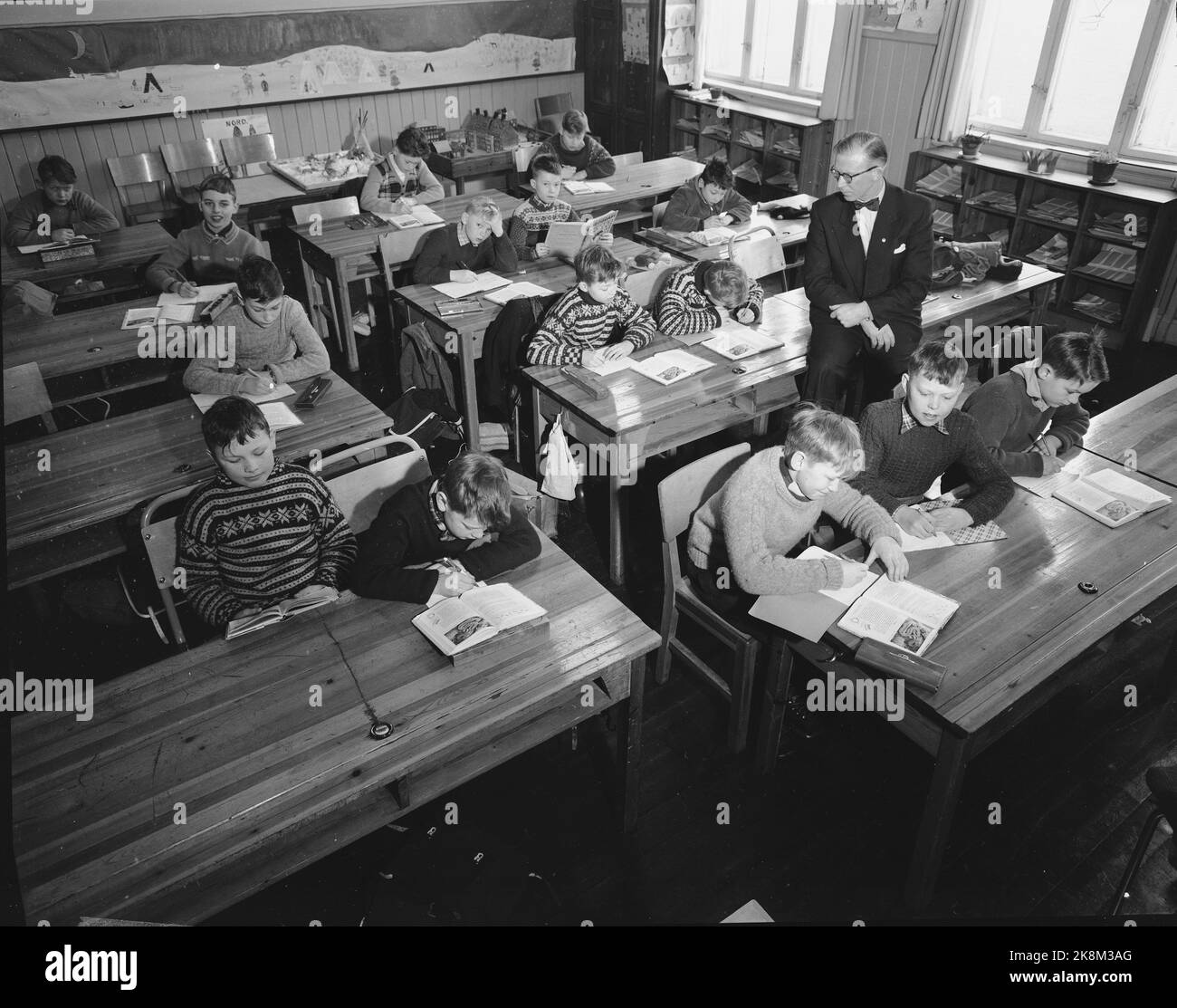 Oslo 19560317 Lecturer at school and more leisure time. Boys from Lilleborg school in Oslo do homework in the classroom. Teacher Karl Hovden in the middle. Photo: Current / NTB Stock Photo