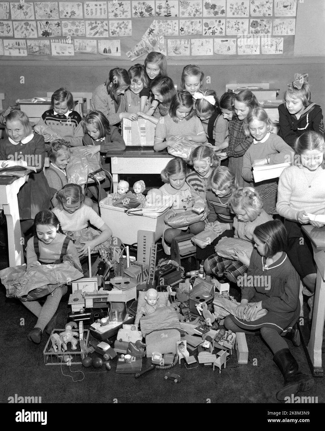 Oslo 19500306 Collection of used toys for the war -affected children in Europe who lost everything they owned during the war. Here from Ullevål primary school, class 4 C which wraps the toys they have collected. The toys were sent out in Europe via the aid organization European help. Photo: NTB / NTB Stock Photo